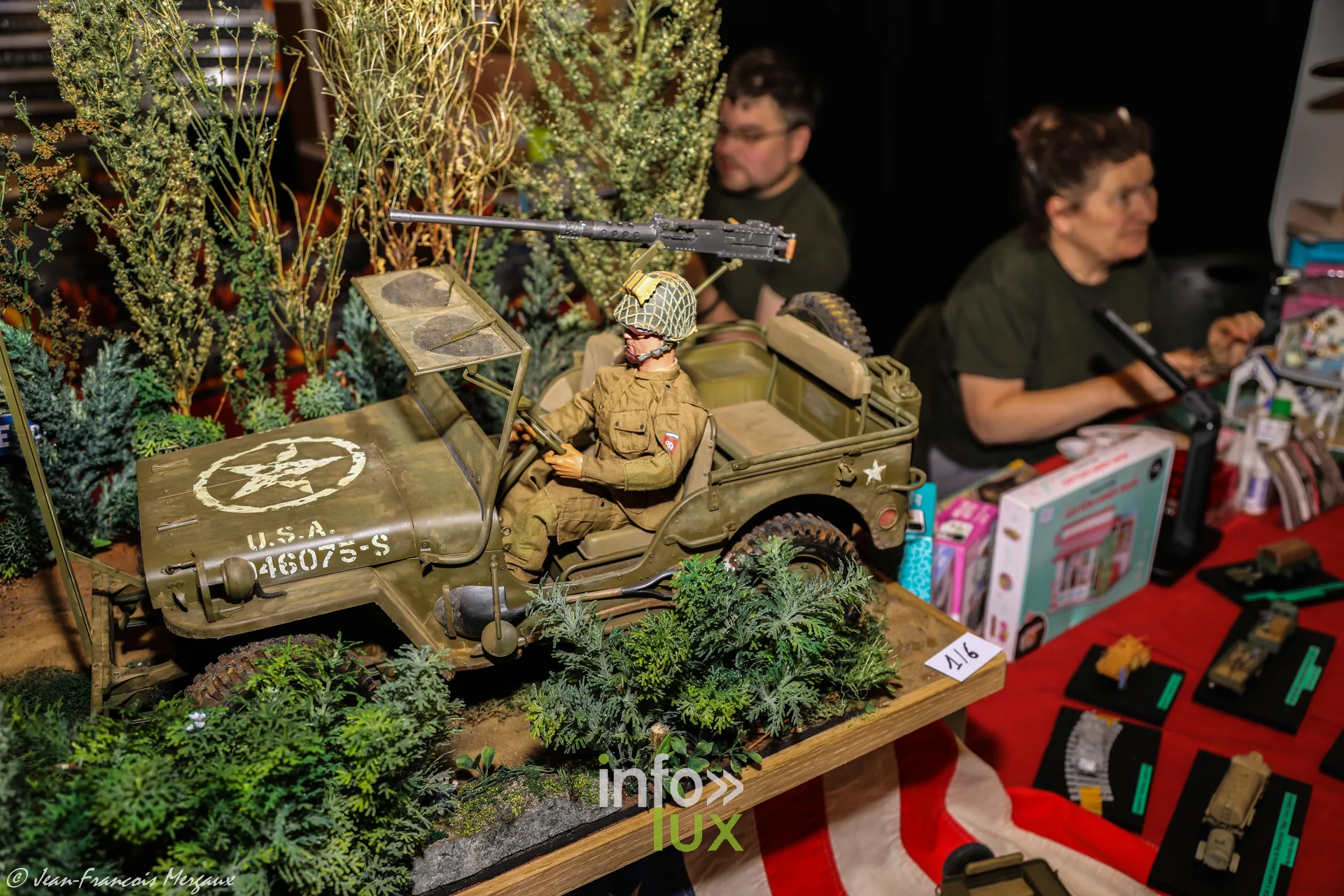Diorama d'une Jeep americaine avec figurines dans la vegetation a l'expo de Neufchateau
