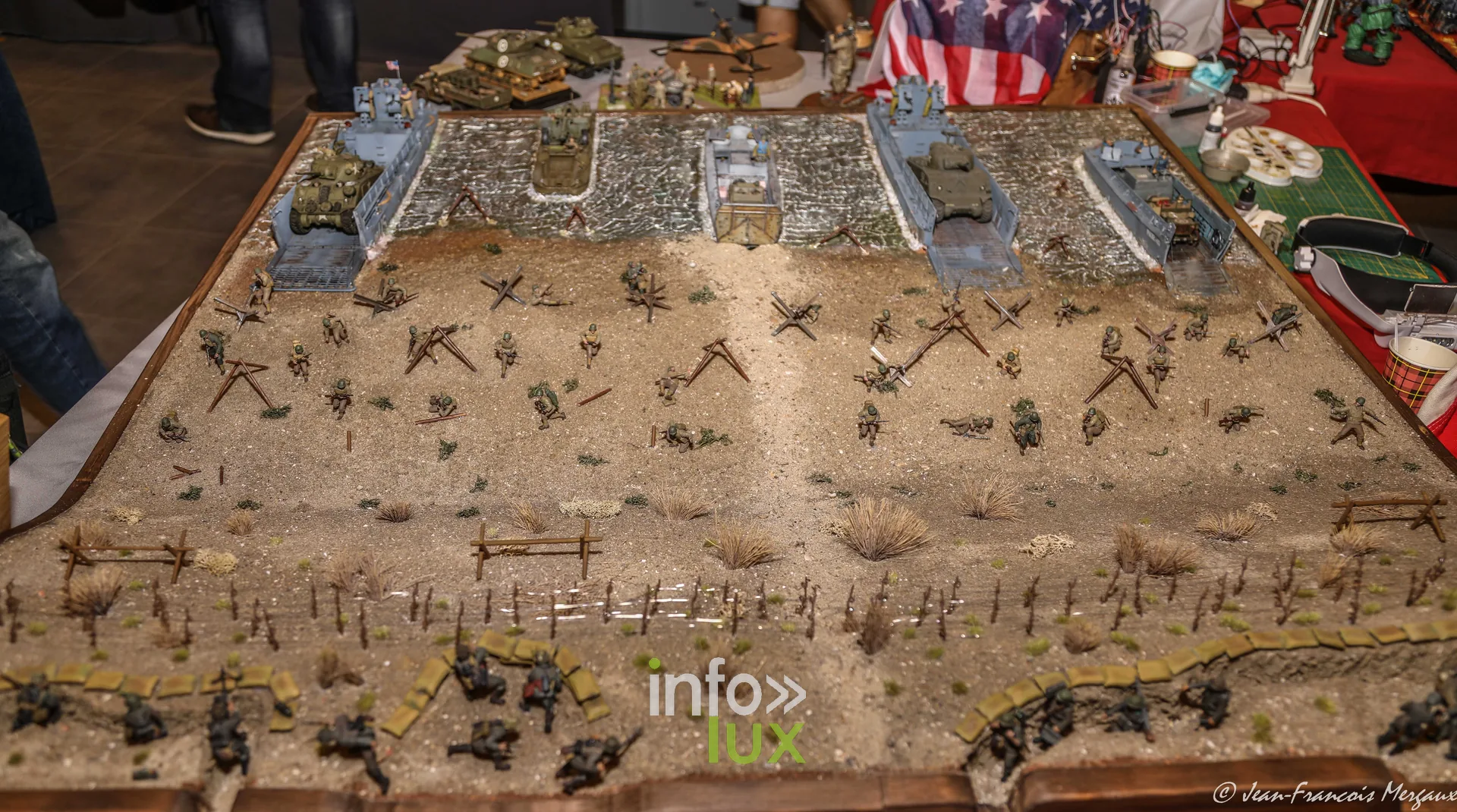 Diorama d'une plage de debarquement avec obstacles a l'expo modelisme de Neufchateau