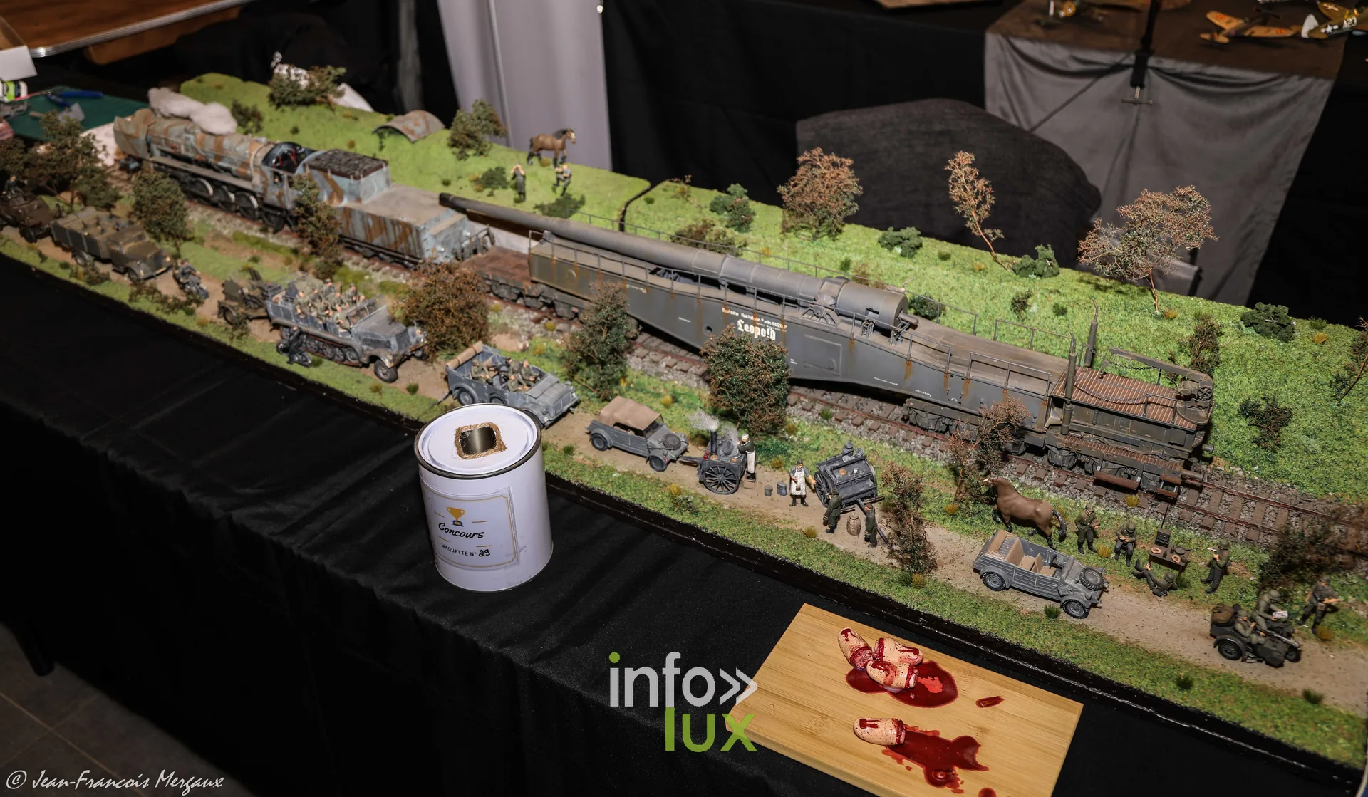 Diorama d'un train et de vehicules militaires dans la verdure a l'expo de Neufchateau