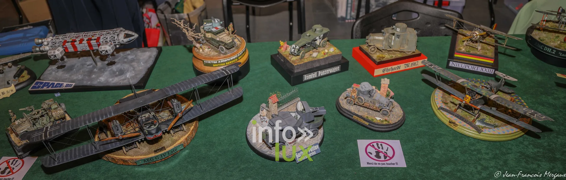 Maquettes d'avions anciens sur socles a l'expo modelisme de Neufchateau