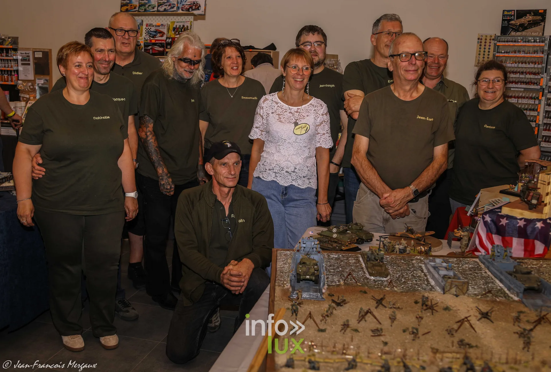 Membres de Hard'n Maket en t-shirts verts poses devant leurs dioramas a Neufchateau