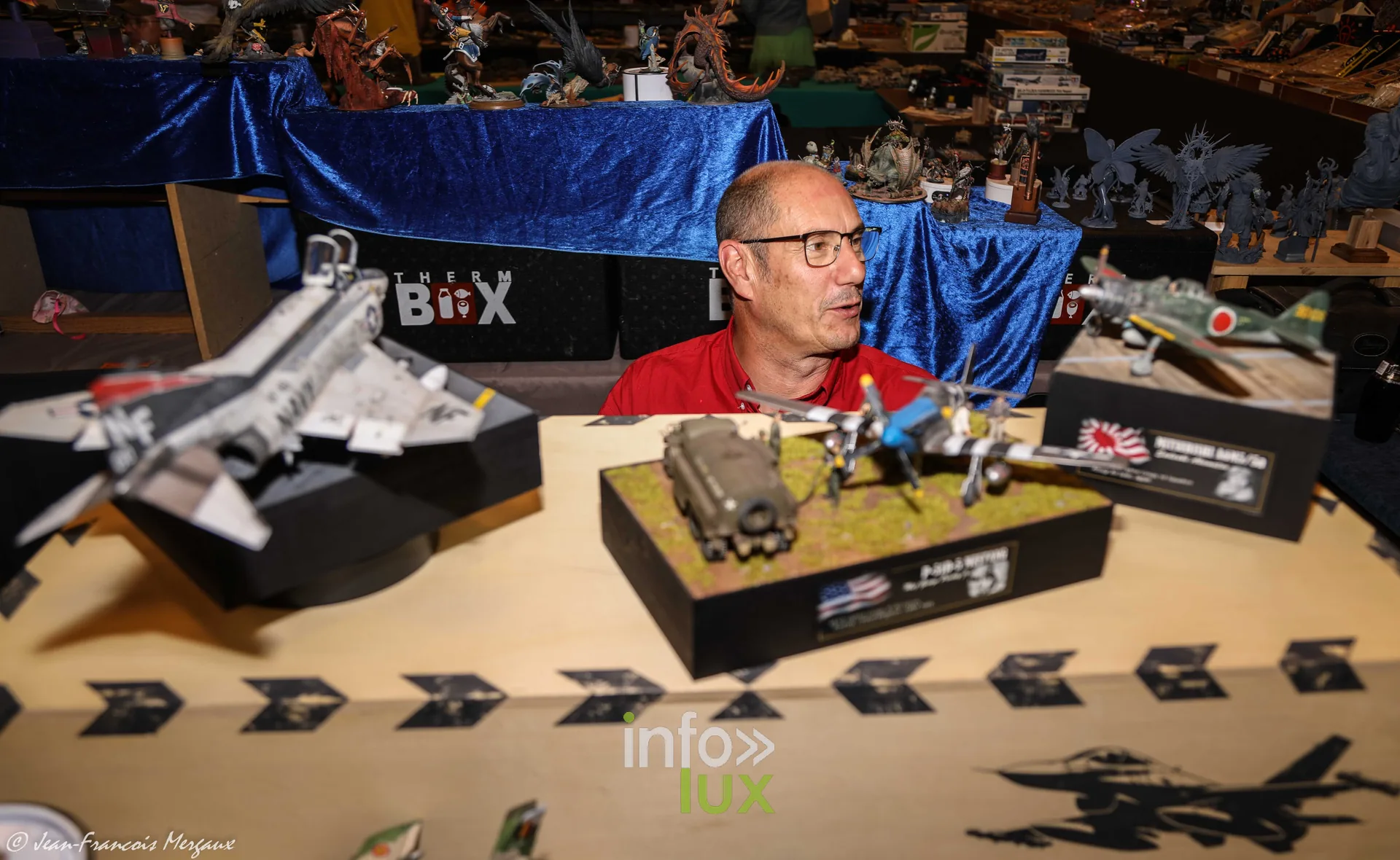 Exposant presentant ses maquettes d'avions a l'expo modelisme de Neufchateau