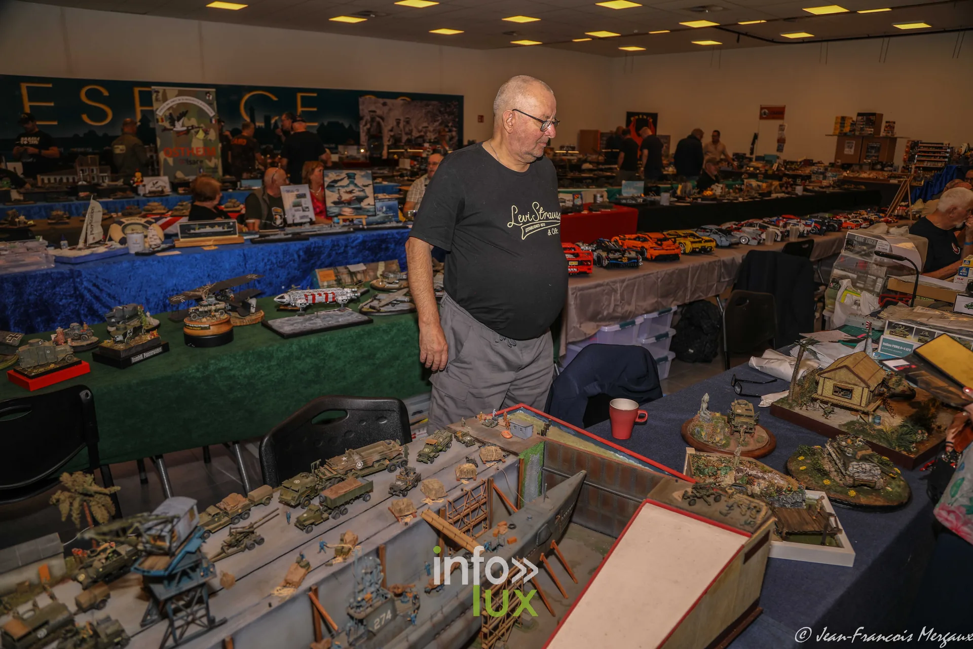 Exposant devant ses dioramas sous la banniere Espace 29 a Neufchateau