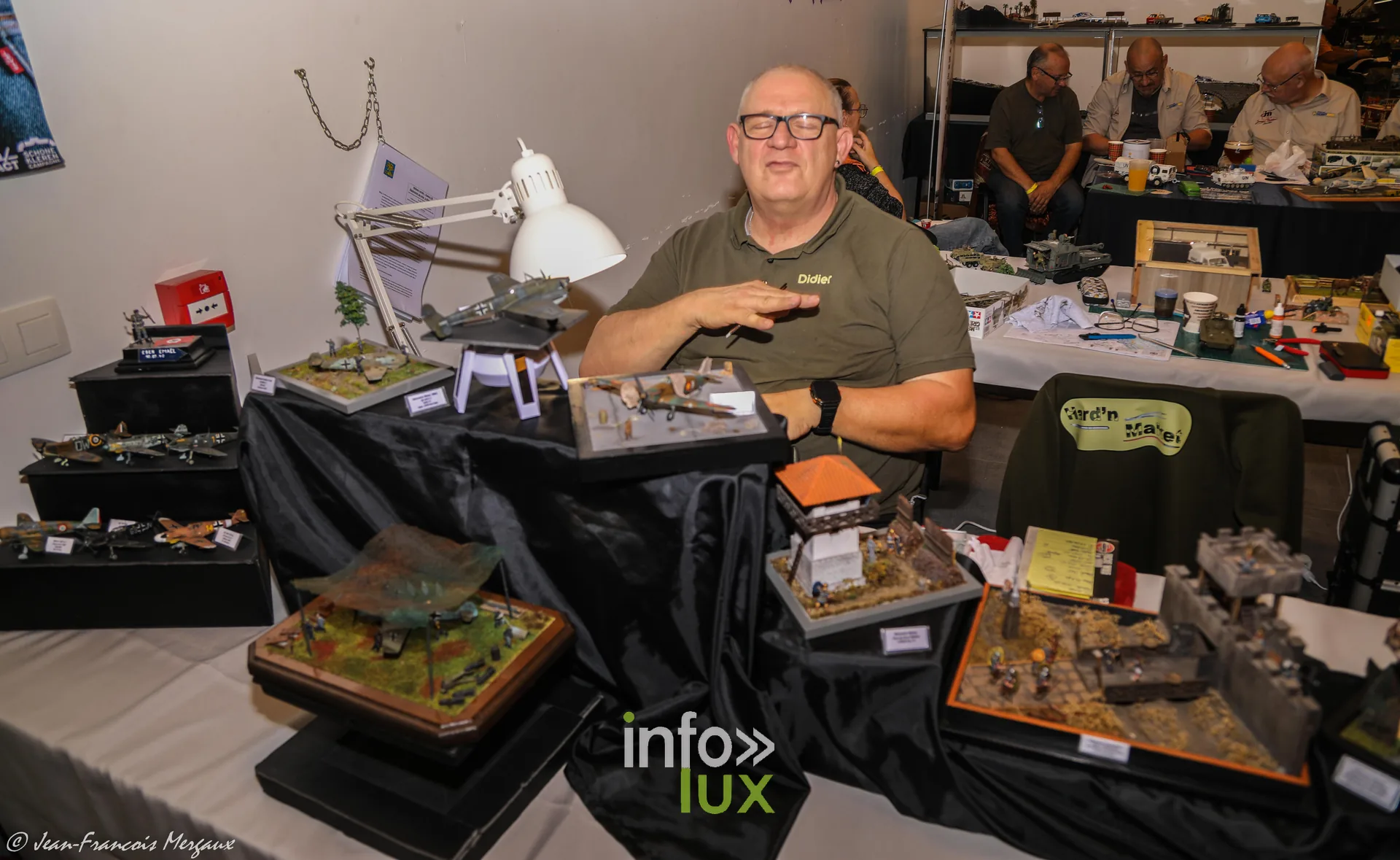 Exposant devant ses dioramas et sa lampe de travail a l'expo modelisme de Neufchateau