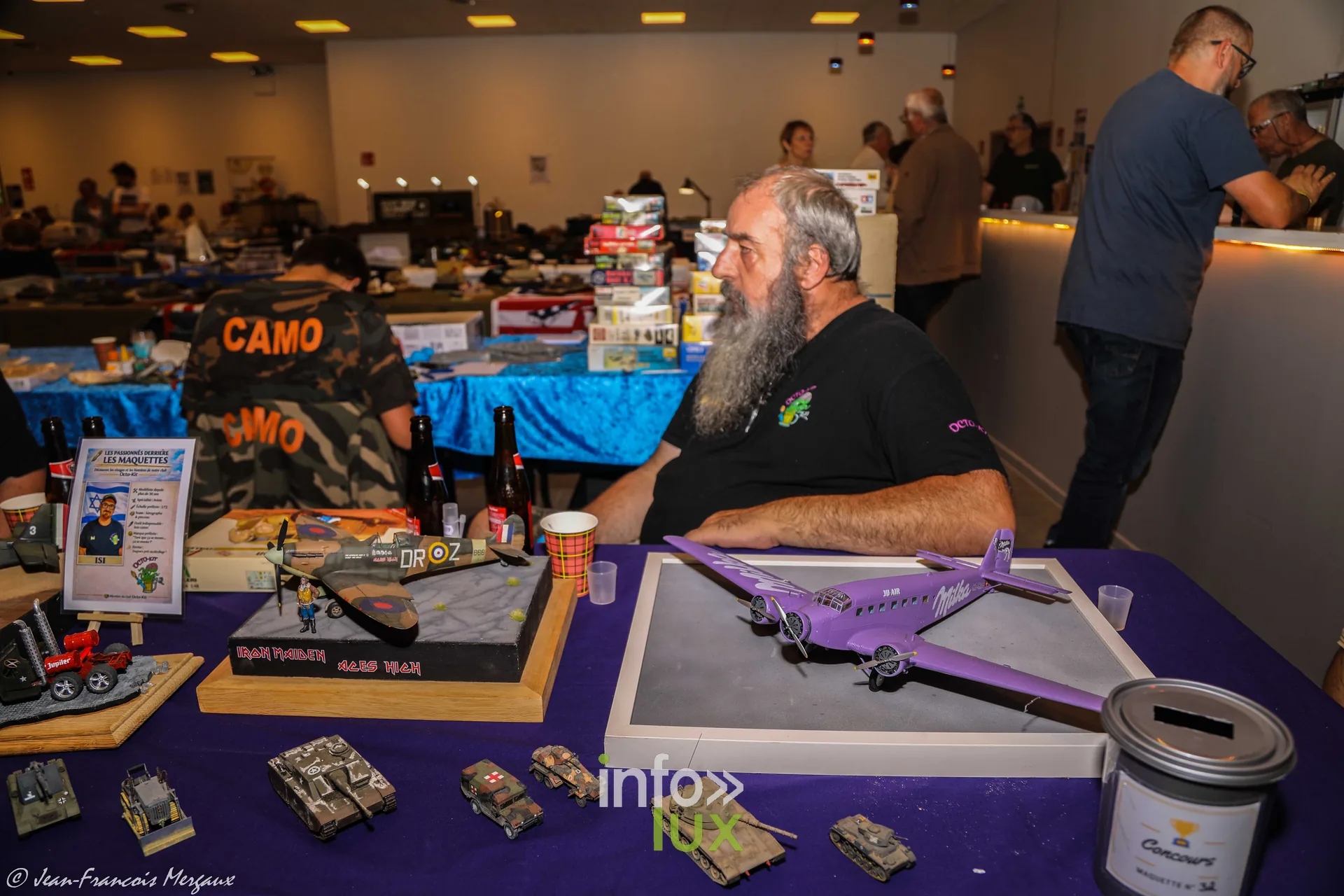 Exposant derriere une table de maquettes de chars et d'avions a Neufchateau