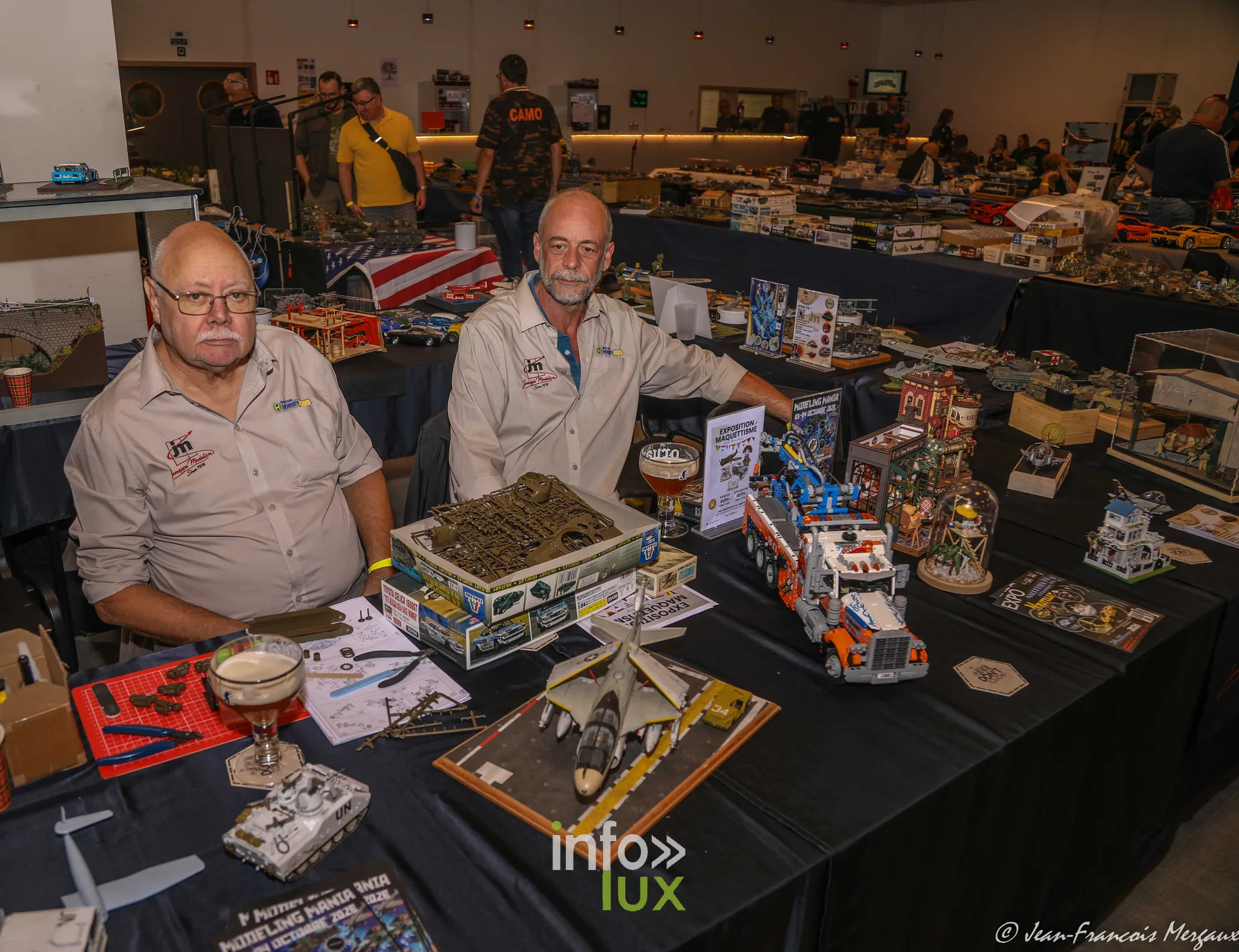 Deux exposants derriere leurs maquettes d'avions de chasse a l'expo modelisme de Neufchateau