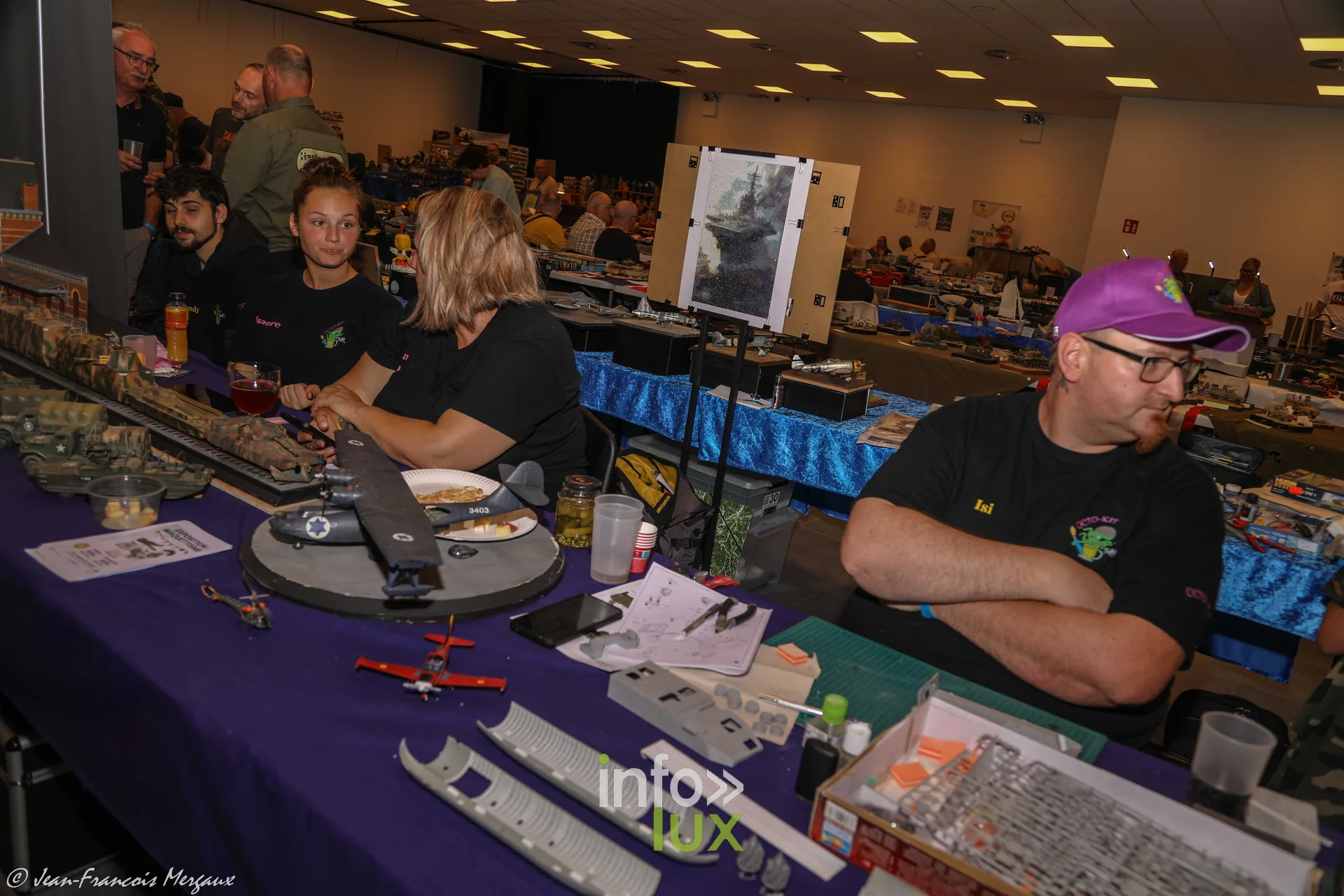Exposants souriants derriere leurs maquettes a l'expo modelisme de Neufchateau