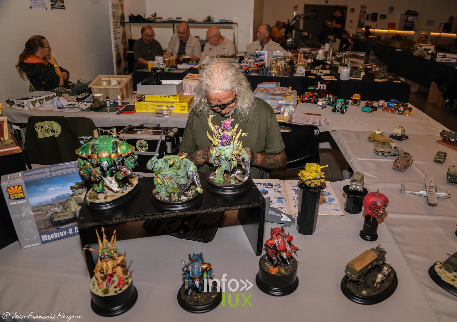 Figurines fantastiques peintes exposees sur socles a l'expo modelisme de Neufchateau