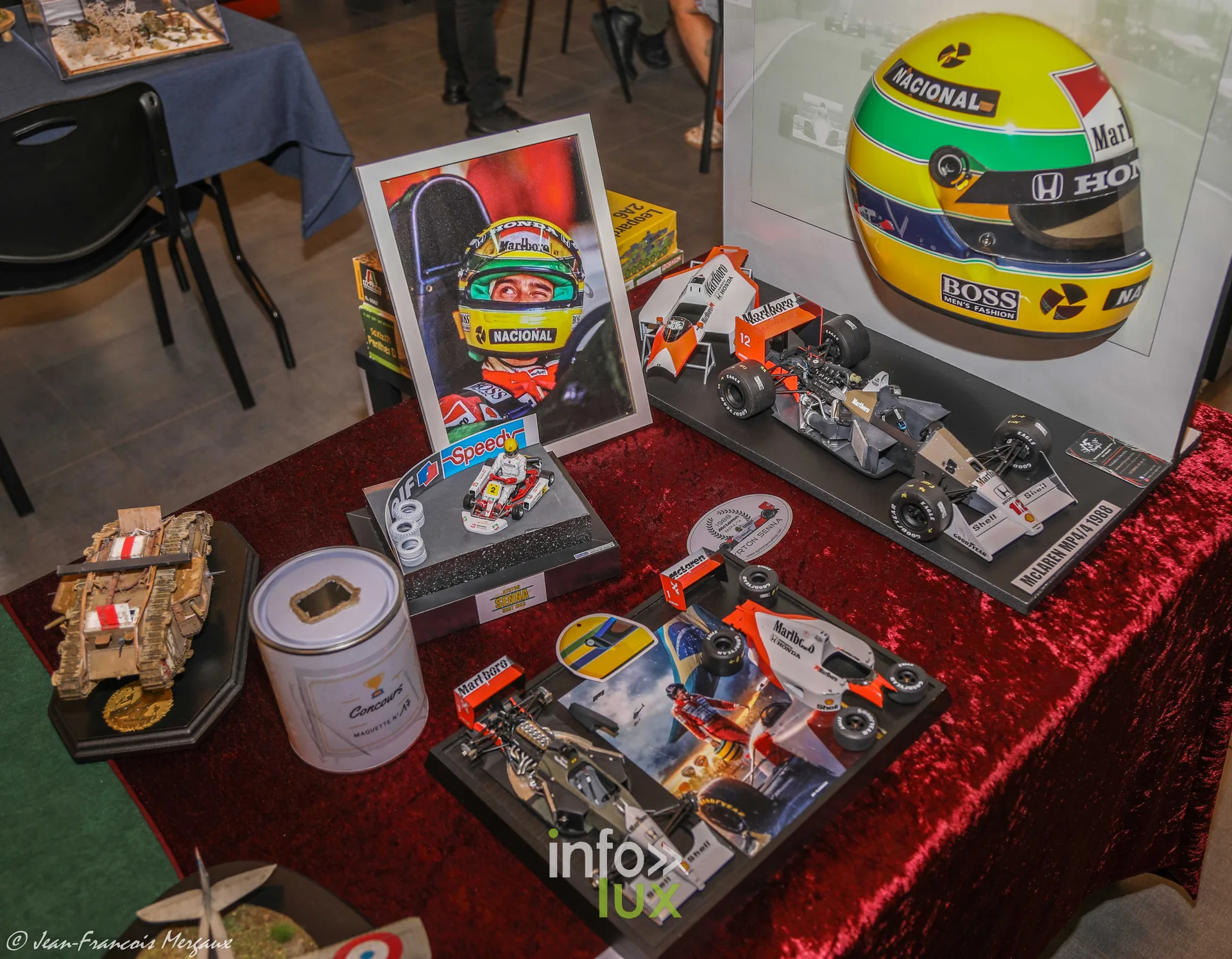 Casque et monoplaces miniatures en hommage a Ayrton Senna a l'expo modelisme de Neufchateau