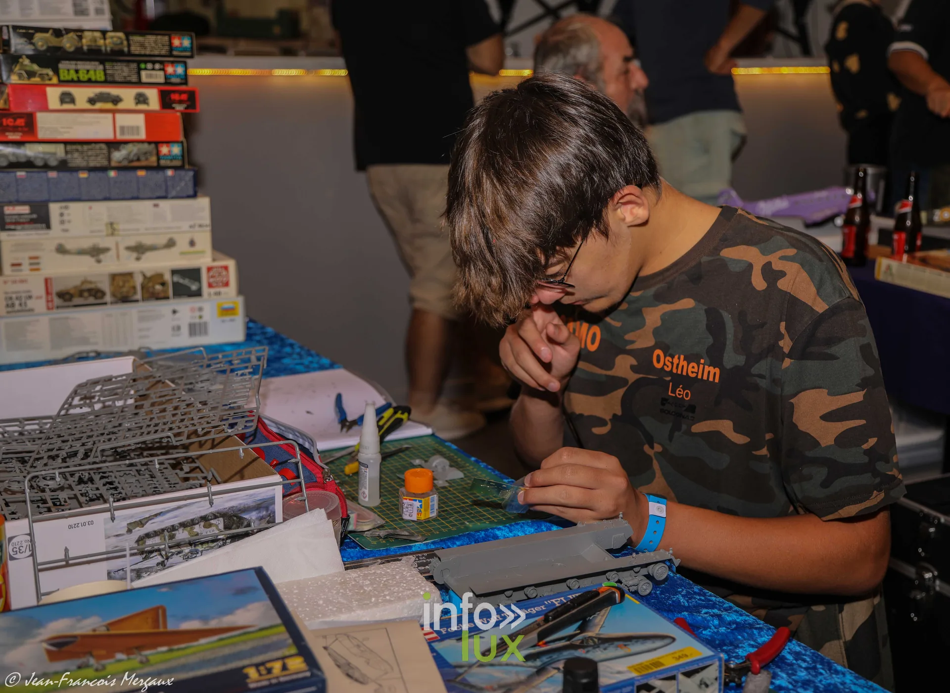Jeune maquettiste assemblant une piece a l'expo modelisme de Neufchateau