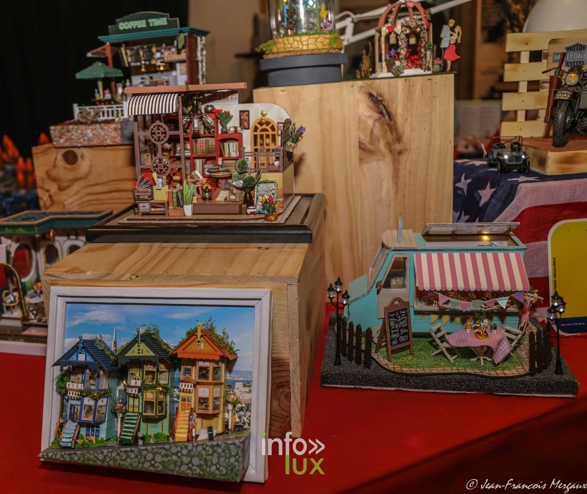 Maisons et cabanes miniatures en kit exposees a l'expo modelisme de Neufchateau