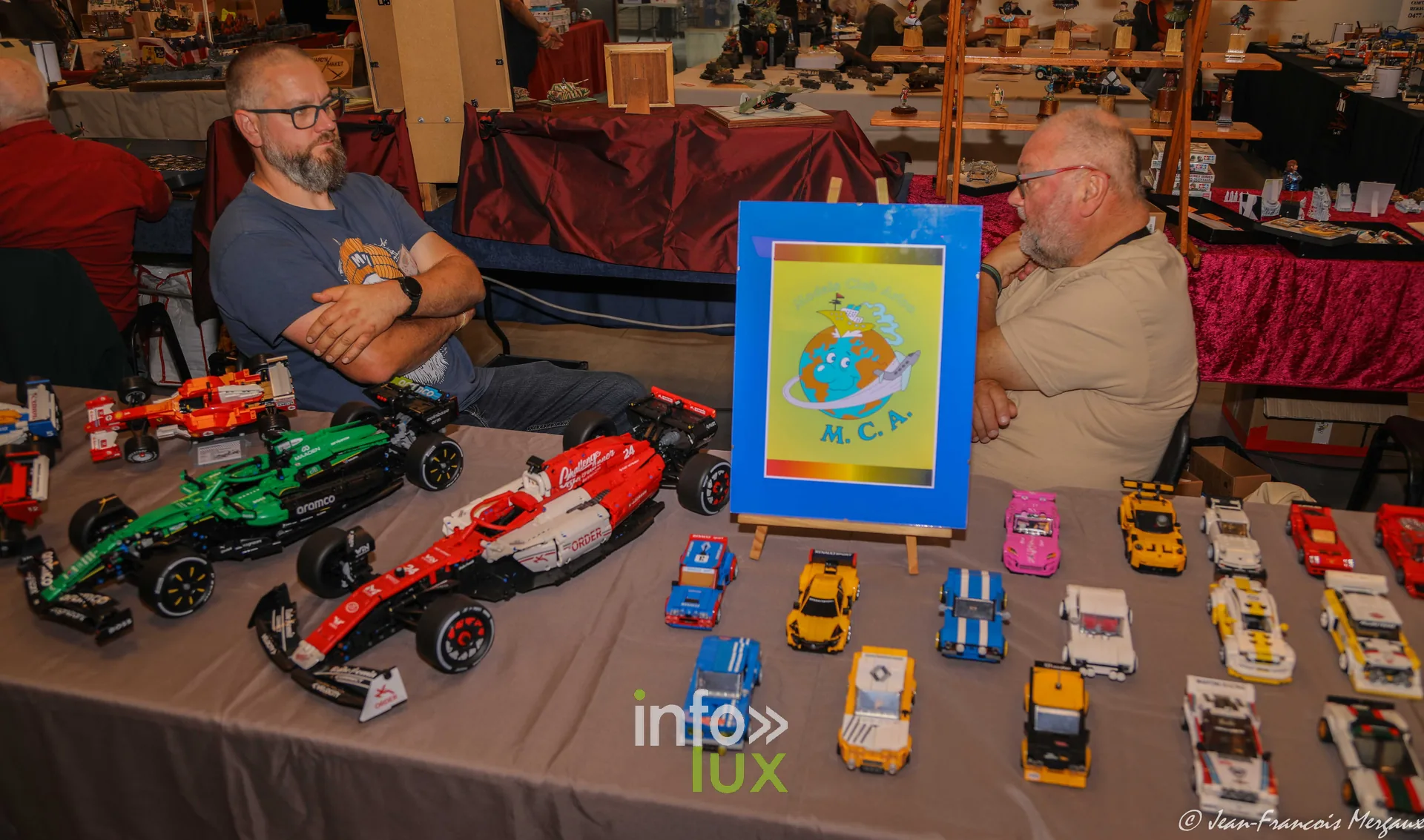 Monoplaces de course miniatures exposees a l'expo modelisme de Neufchateau