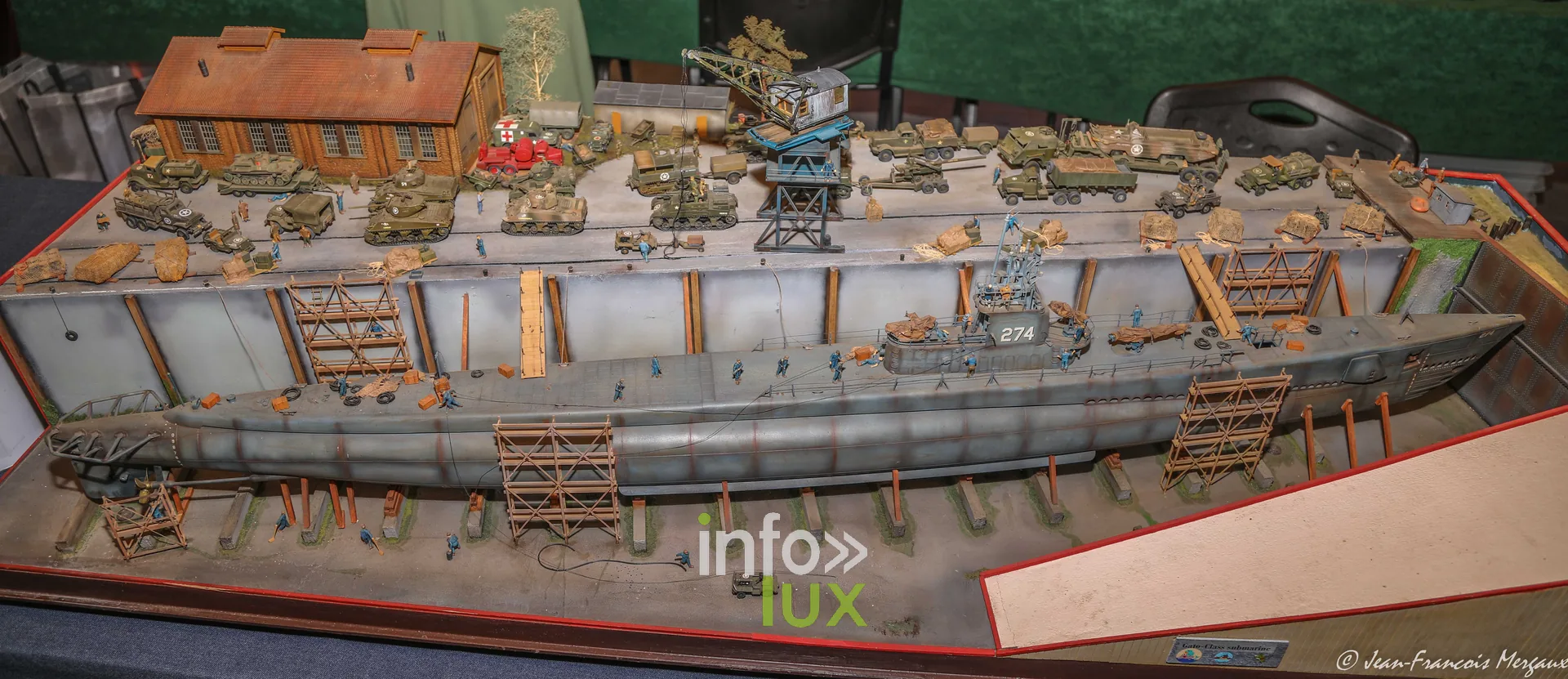 Maquette d'un navire de debarquement charge de vehicules a l'expo modelisme de Neufchateau