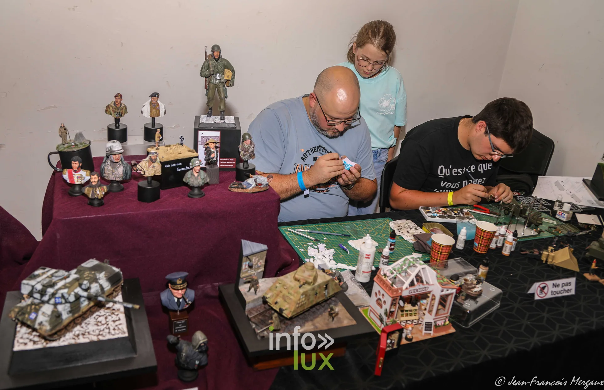 Jeunes peignant des figurines a l'expo modelisme Hard'n Maket a Neufchateau