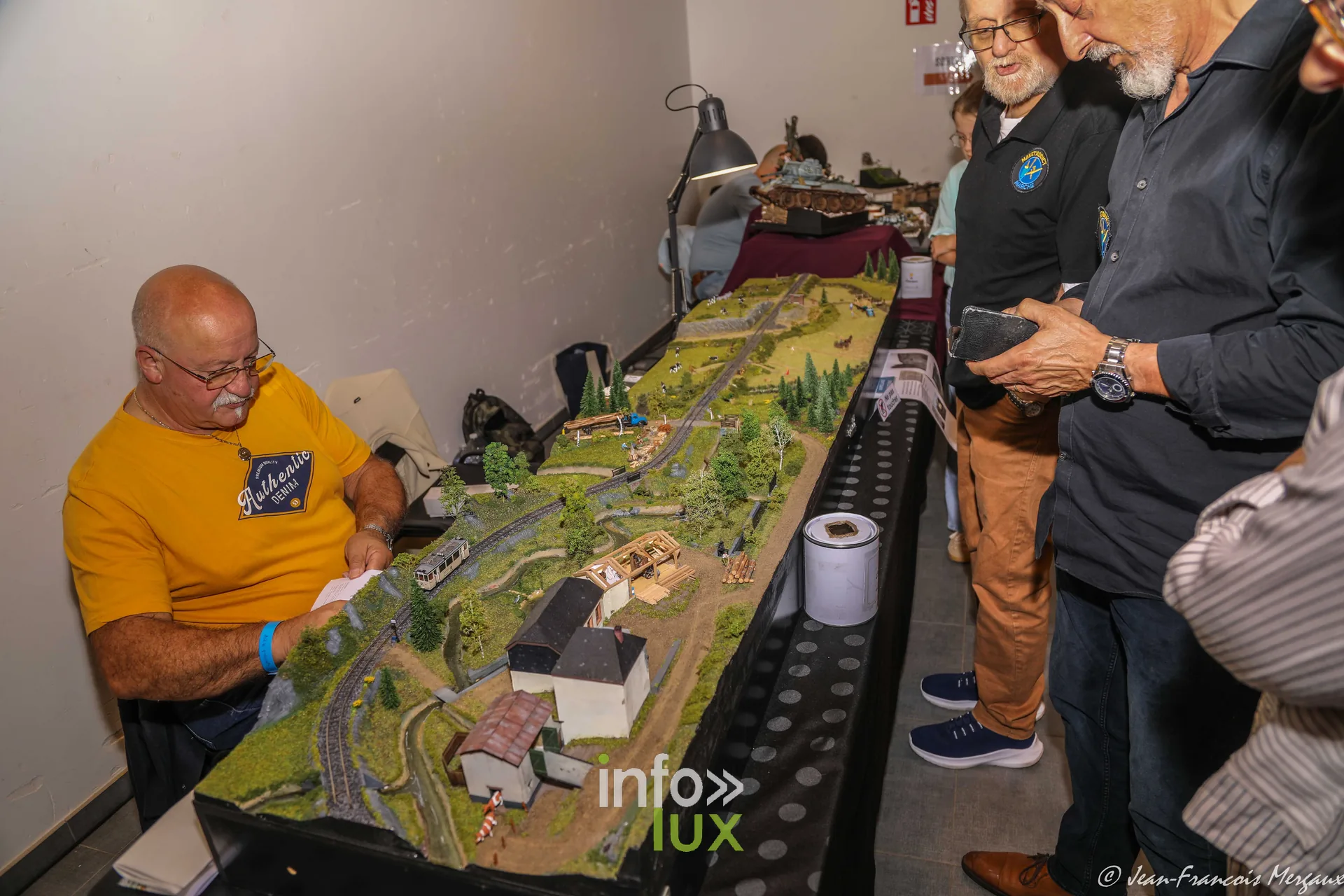 Reseau de train miniature et visiteurs a l'expo modelisme de Neufchateau