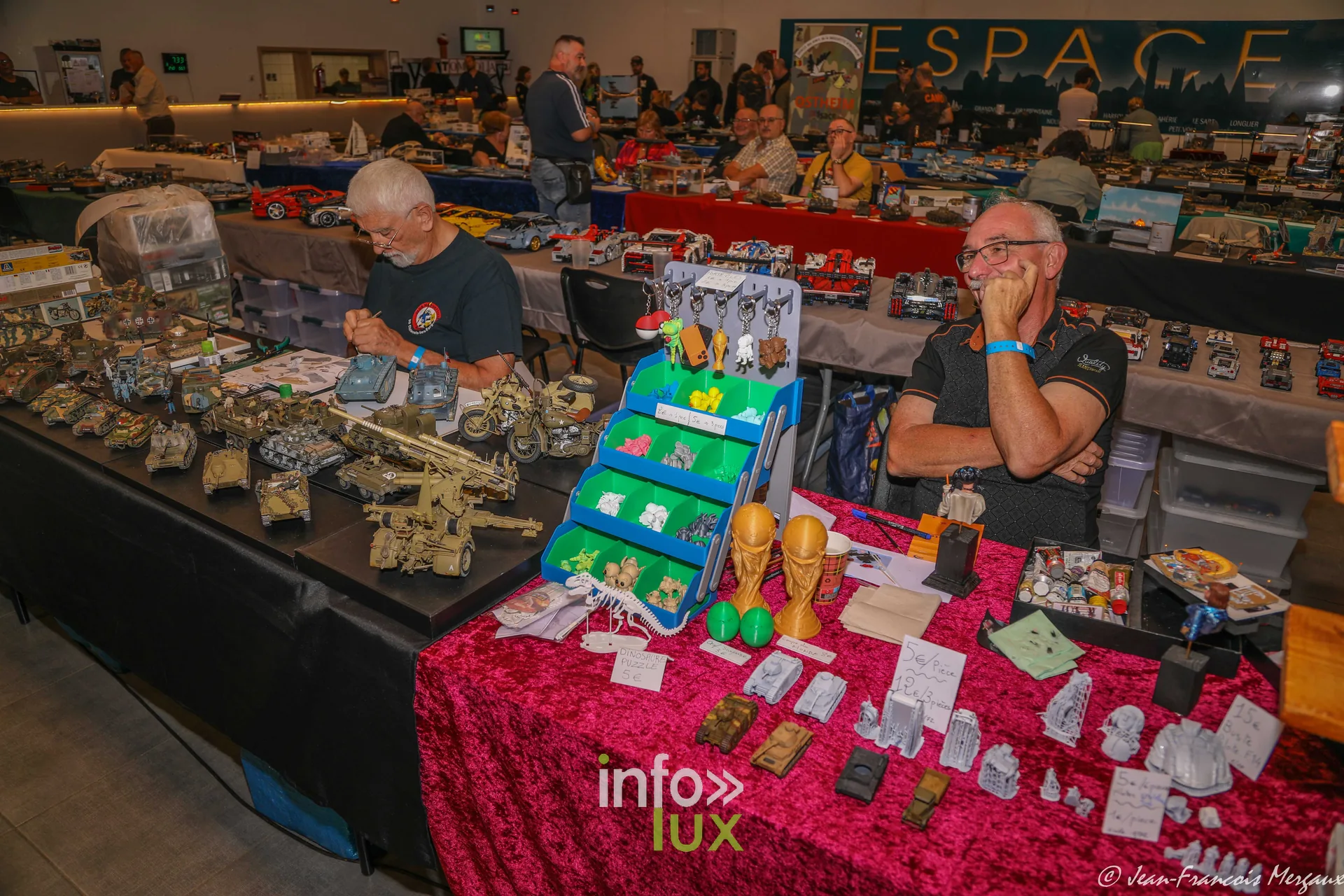 Stand colore de maquettes dans la salle Espace 29 a Neufchateau