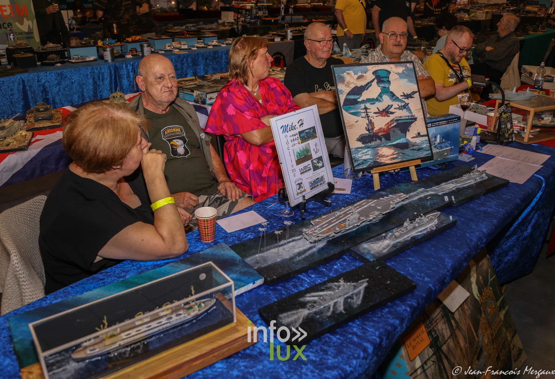 Stand de maquettes navales avec porte-avions a l'expo modelisme de Neufchateau