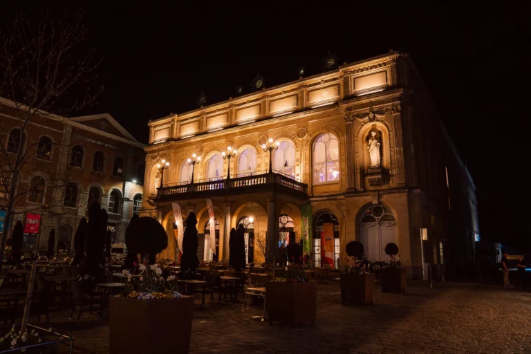 La façade illuminée du Théâtre royal de Namur, place du Théâtre, un soir de gala Namur is a Joke
