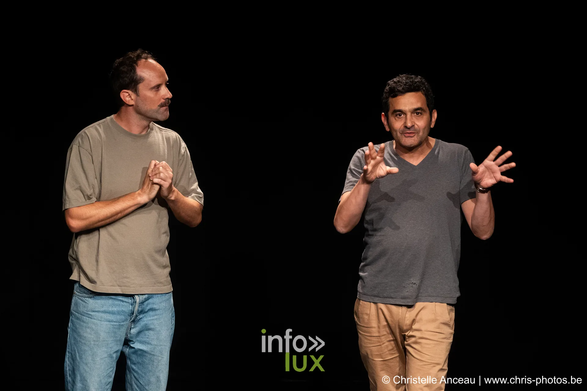 Deux comédiens gesticulent pendant la présentation d'En attendant Dario
