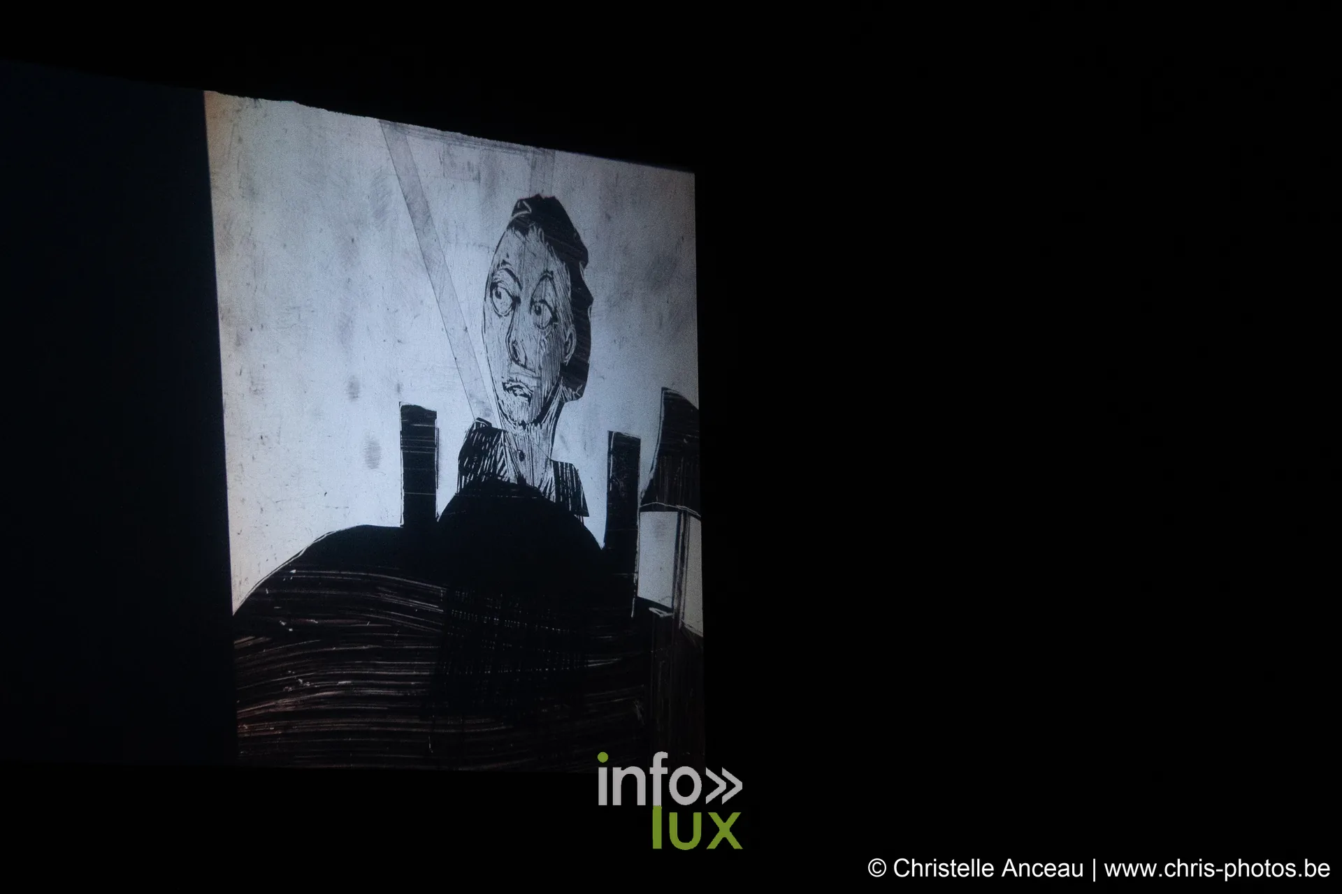 Une projection en noir et blanc sur le fond de scène du Manège Fonck