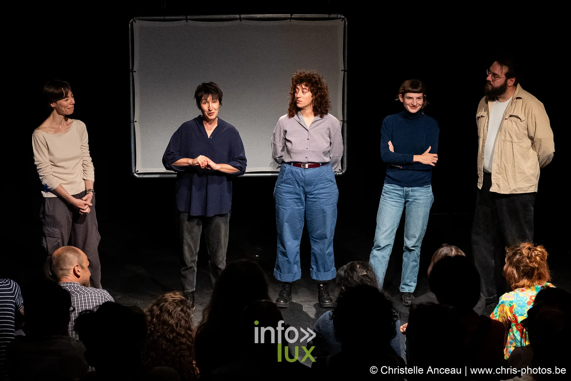 Le groupe d'interprètes de Qui sème la colère devant l'écran de scène