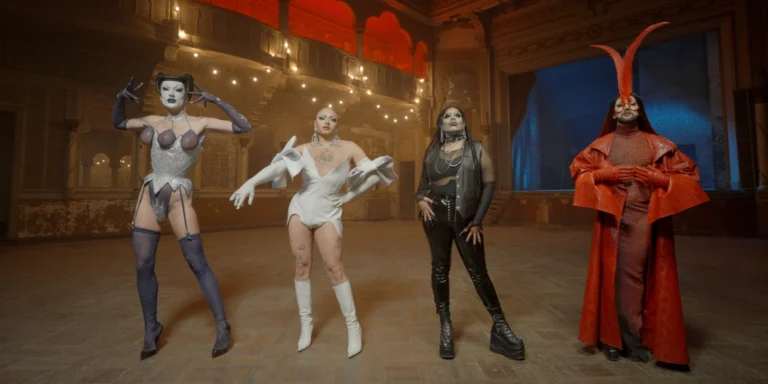 Les quatre artistes drag du documentaire Famille choisie d'Elisa VDK sur une scene