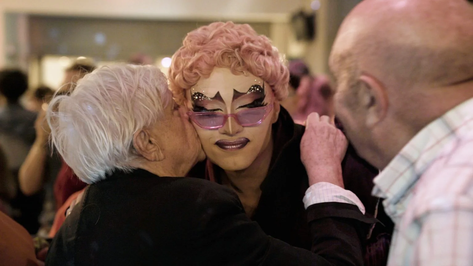 Une artiste drag embrassée par des proches, image du documentaire Famille choisie