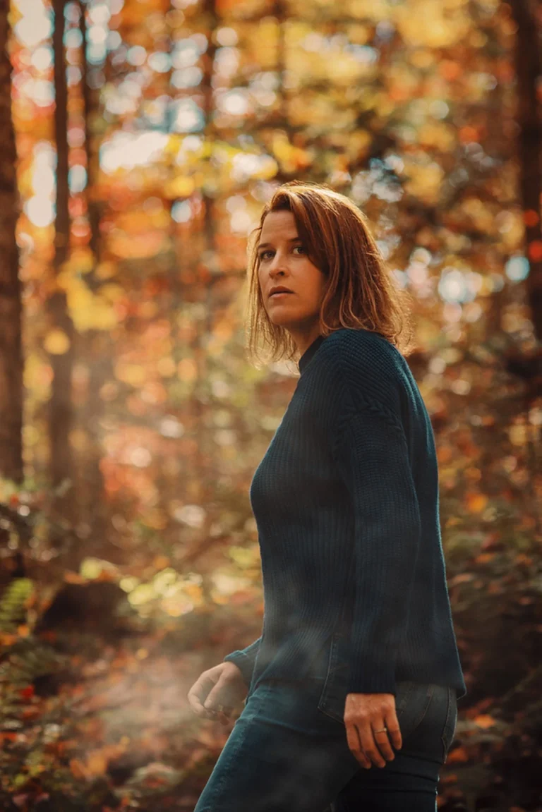 Fannie, chanteuse québécoise, dans un sous-bois aux couleurs d’automne