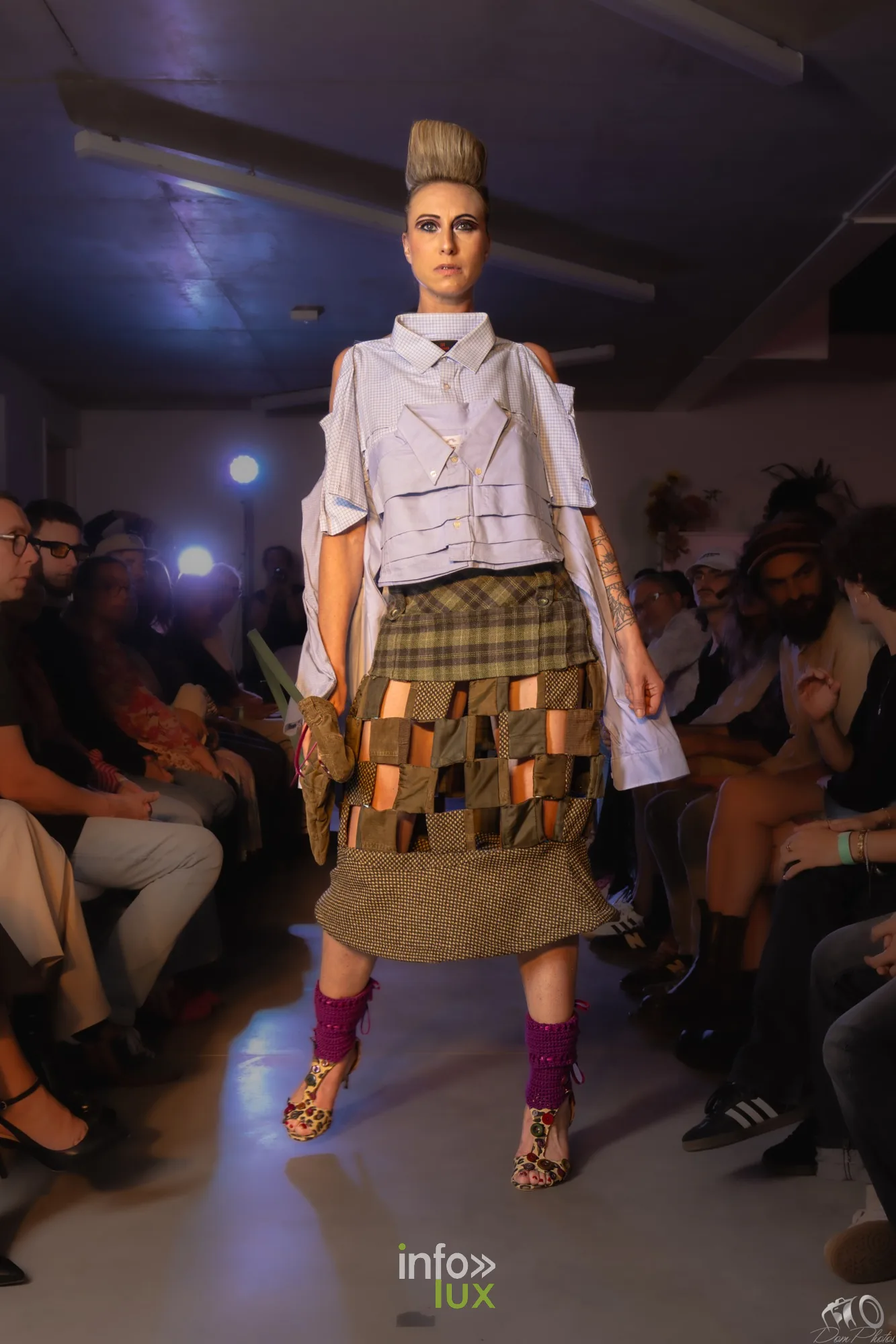Mannequin en chemise oversize blanche et bleu clair sur jupe patchwork kaki, chaussettes bordeaux et mocassins