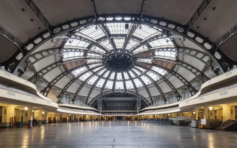 Intérieur de la Festhalle de Francfort : la coupole de verre et d’acier au-dessus de la salle vide et des balcons