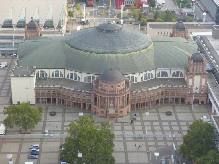 Vue aérienne de la Festhalle de Francfort et de sa coupole verte, sur le parc des expositions