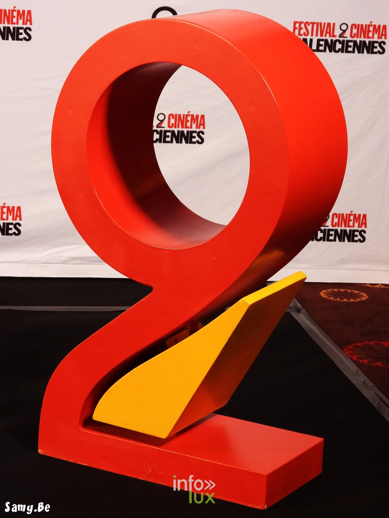 Le grand chiffre 2 rouge et jaune, emblème du Festival 2 Cinéma