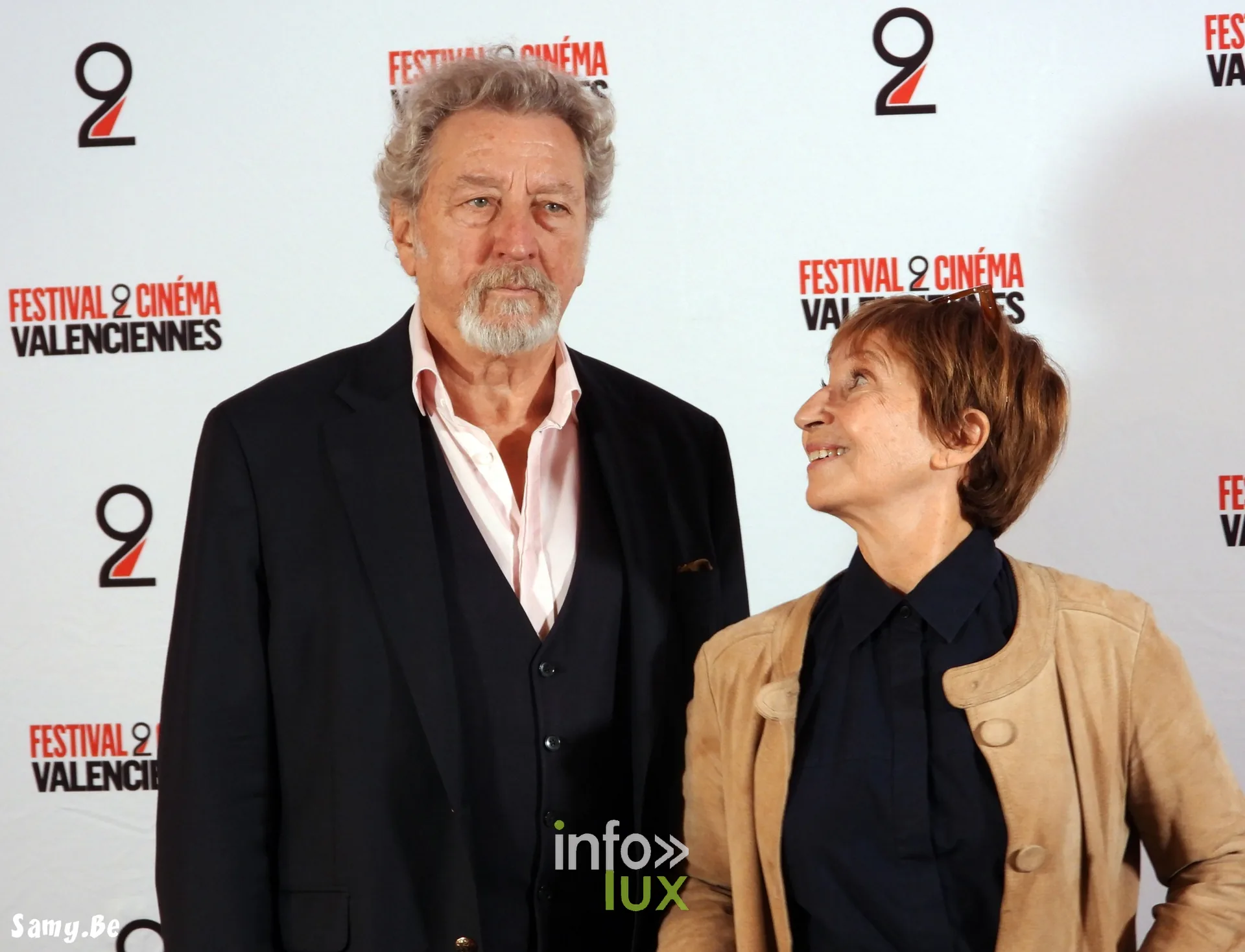 Robert Guédiguian et Ariane Ascaride se regardent au photocall