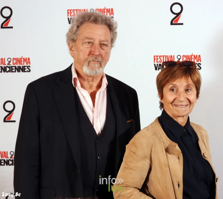 Robert Guédiguian et Ariane Ascaride posent devant le mur du festival