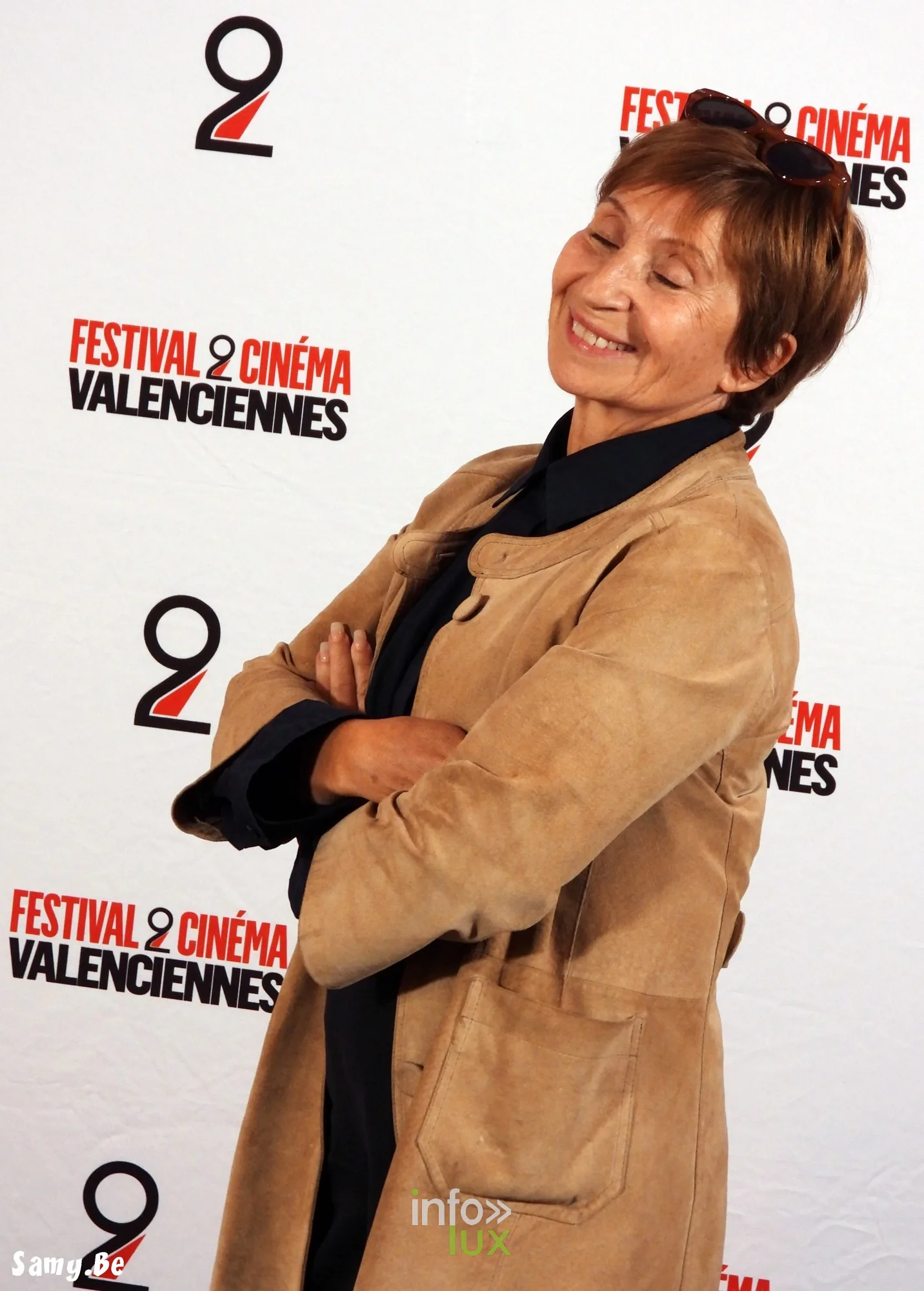 Ariane Ascaride sourit au photocall