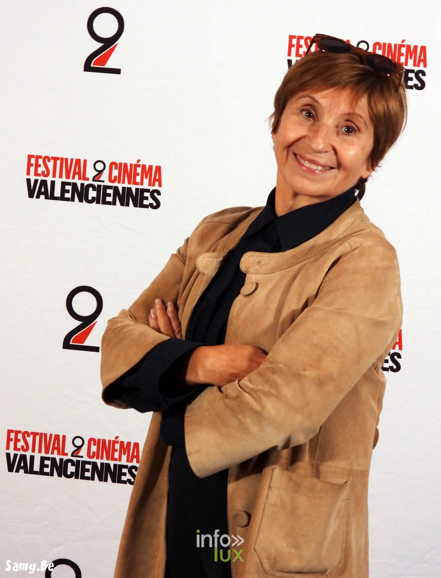 Ariane Ascaride en veste beige au photocall