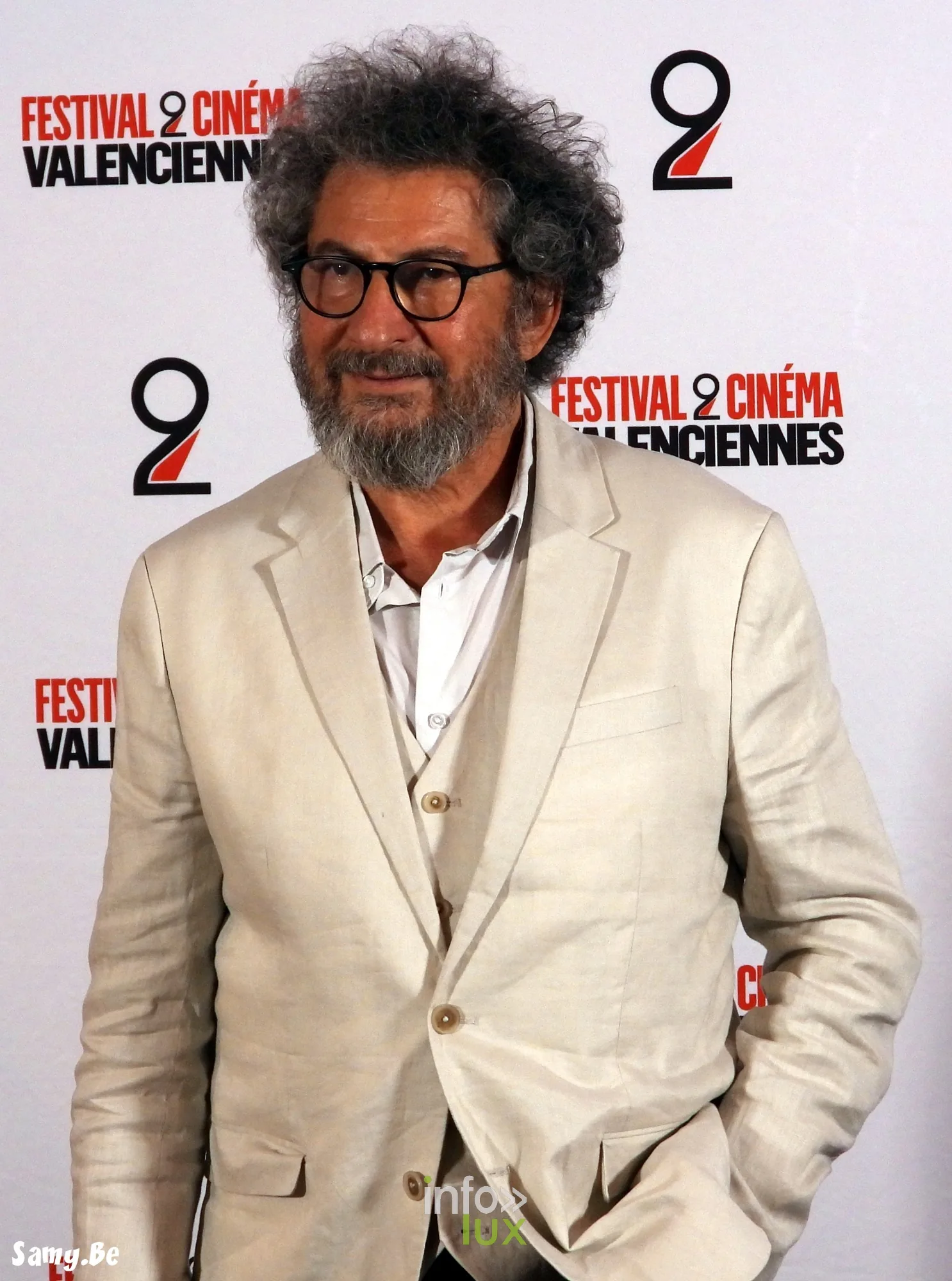 Radu Mihaileanu en veste claire au photocall