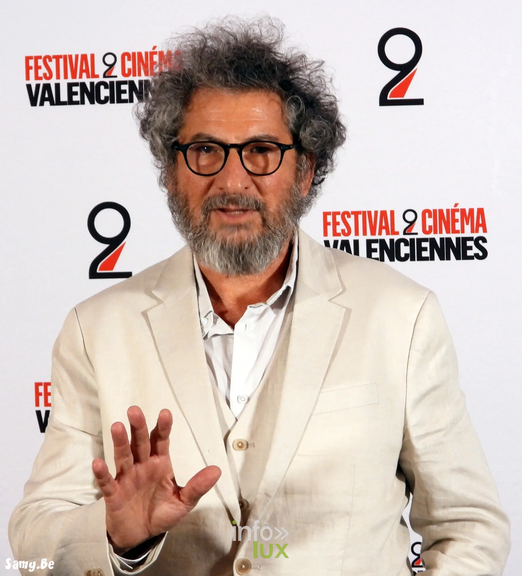 Radu Mihaileanu salue de la main au photocall