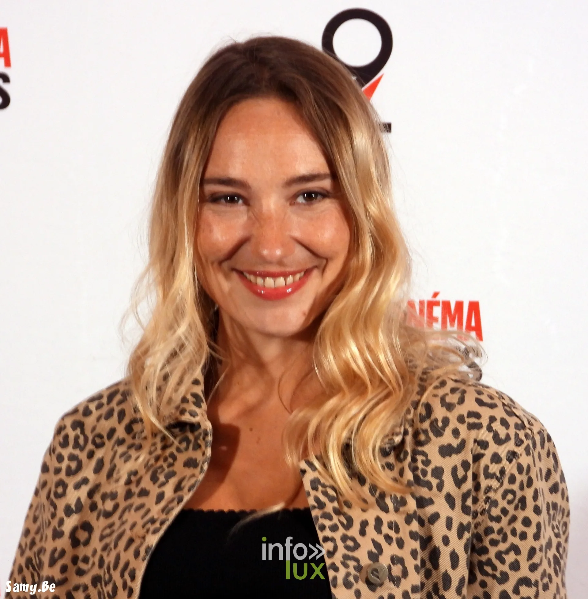 Déborah François sourit au photocall