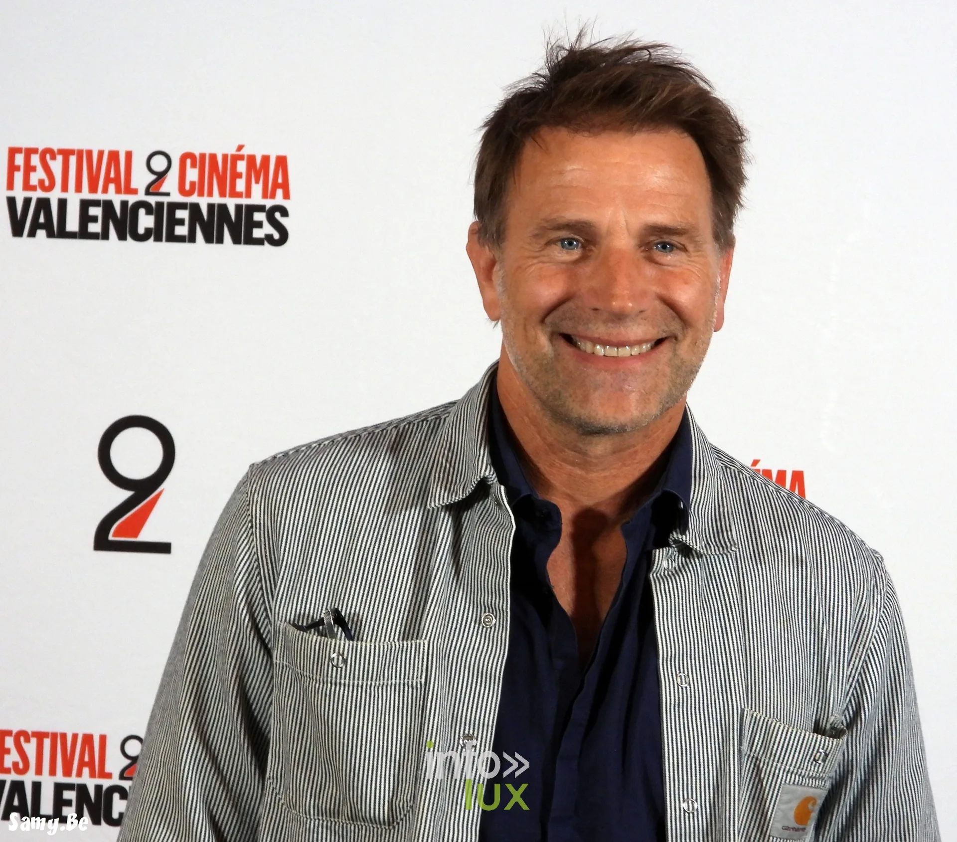 Thomas Jouannet en veste rayée au photocall