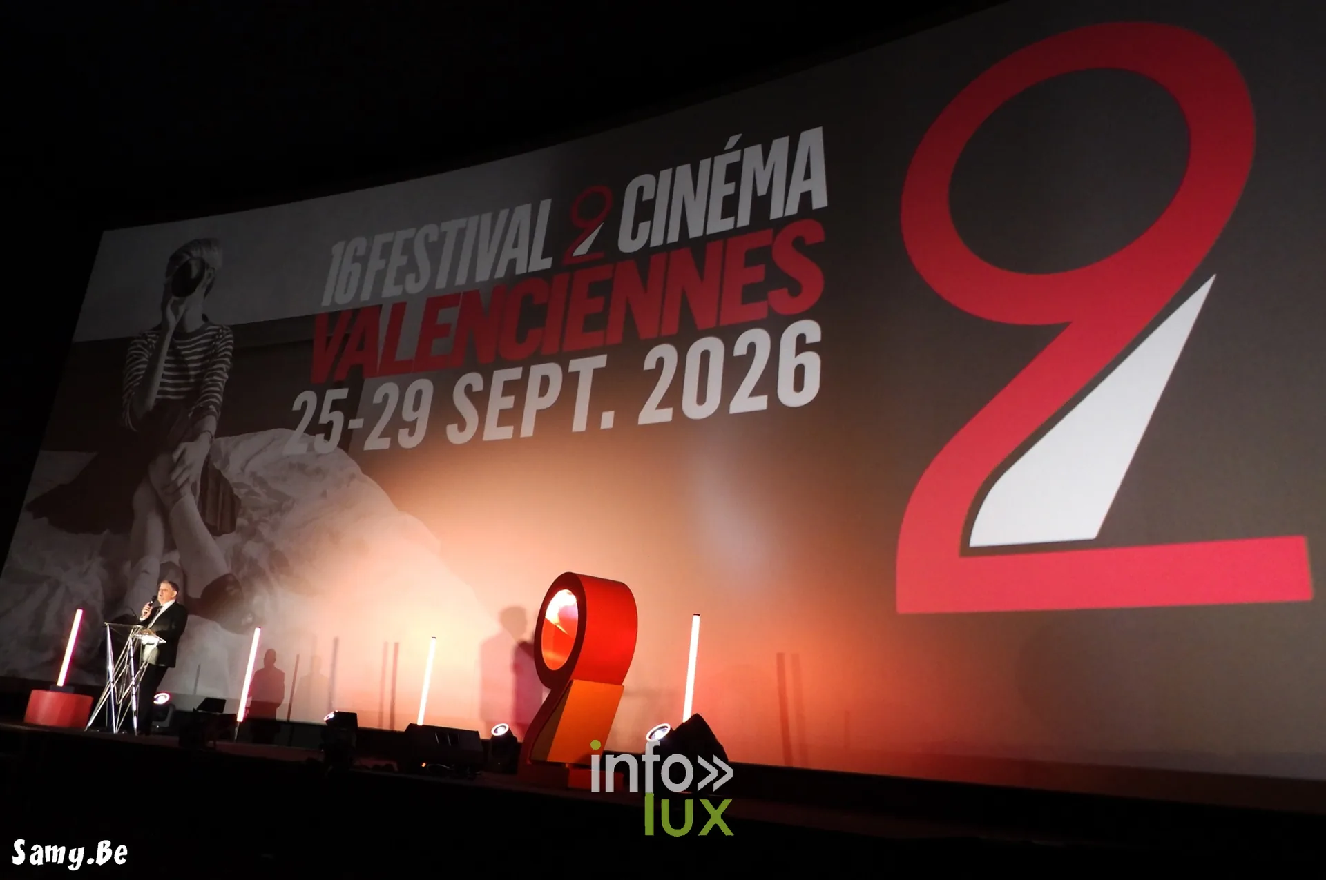 L’affiche du festival projetée sur le grand écran
