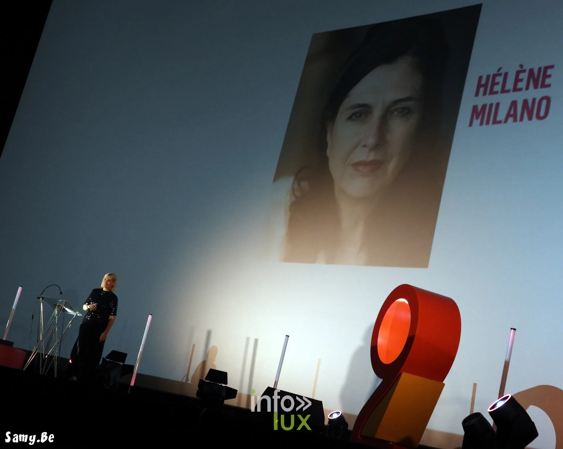 Le portrait d’Hélène Milano projeté sur le grand écran