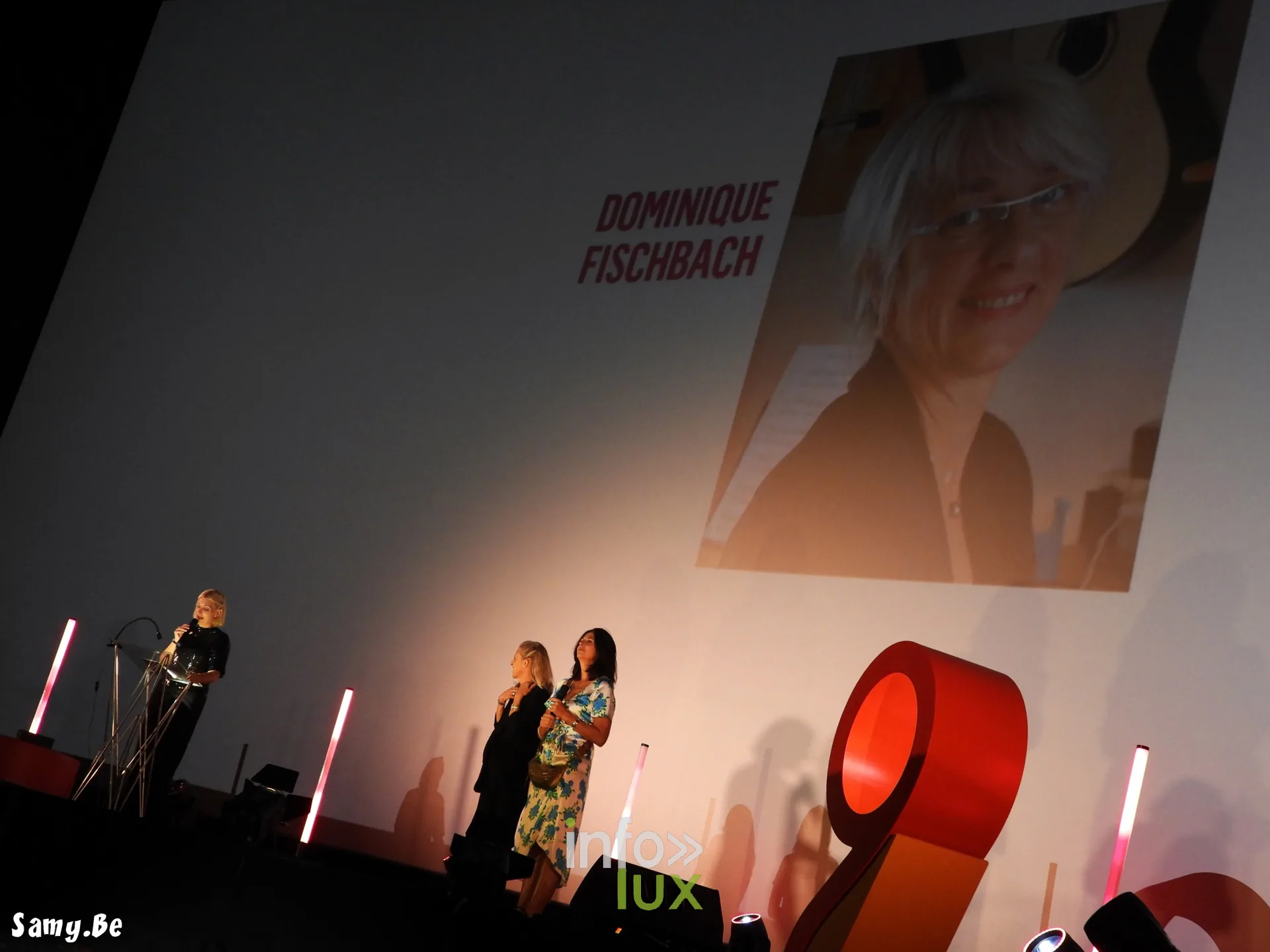 Le portrait de Dominique Fischbach projeté sur le grand écran