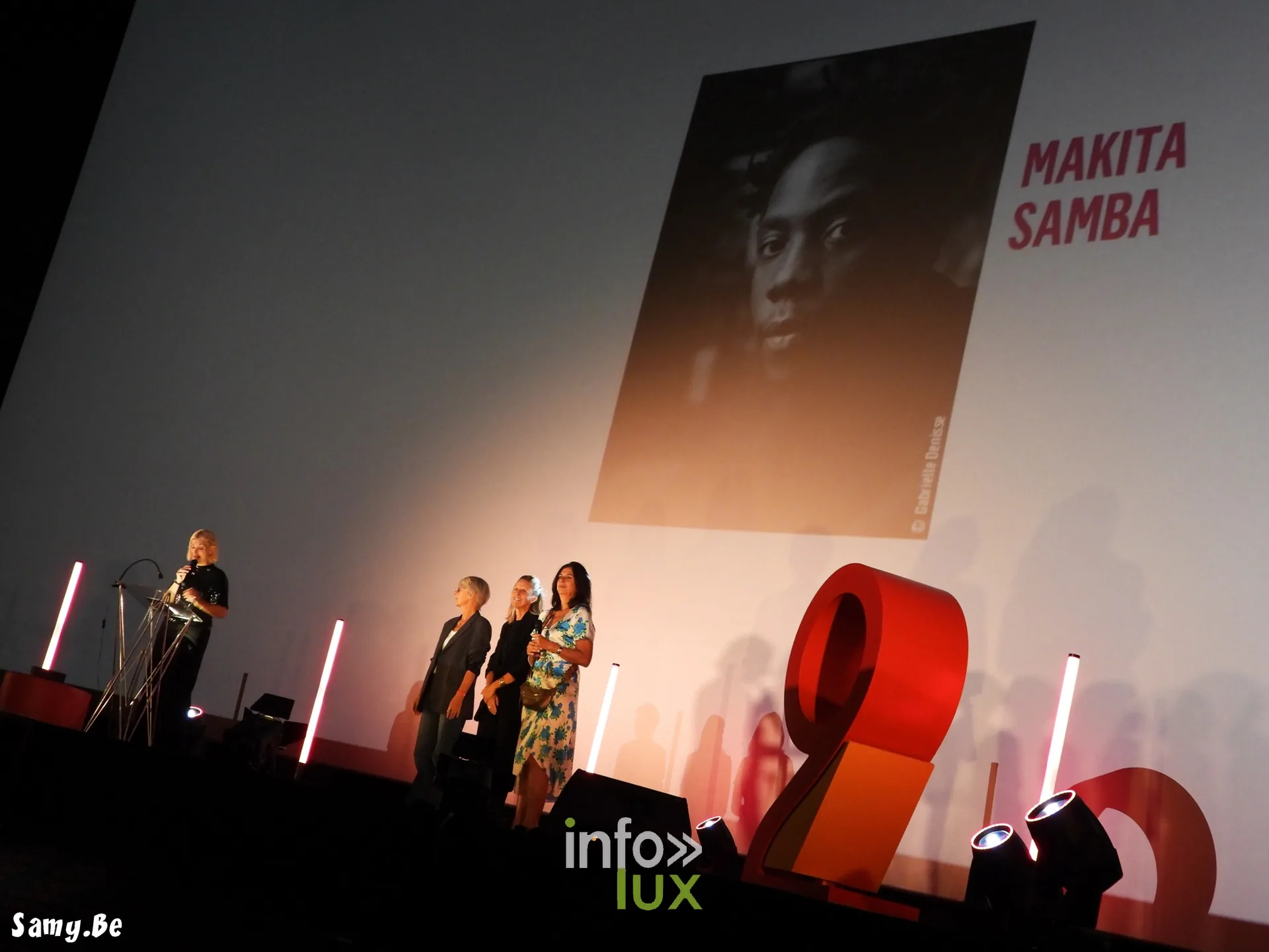 Le portrait de Makita Samba projeté sur le grand écran