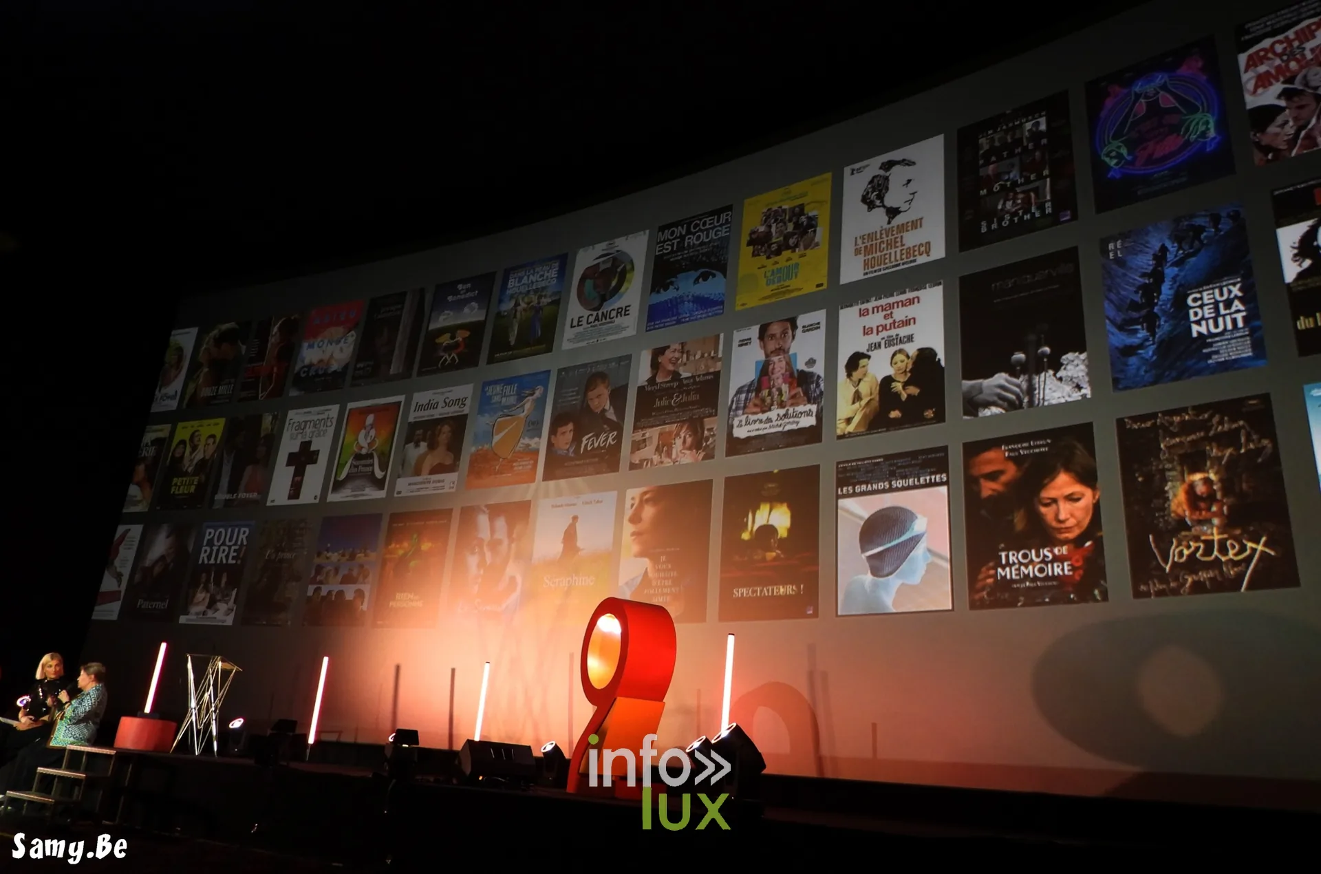 Un mur d’affiches de films projeté sur le grand écran