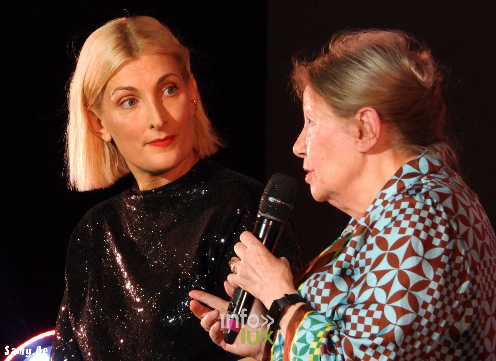 Françoise Lebrun parle au micro face à Charlotte Lipinska