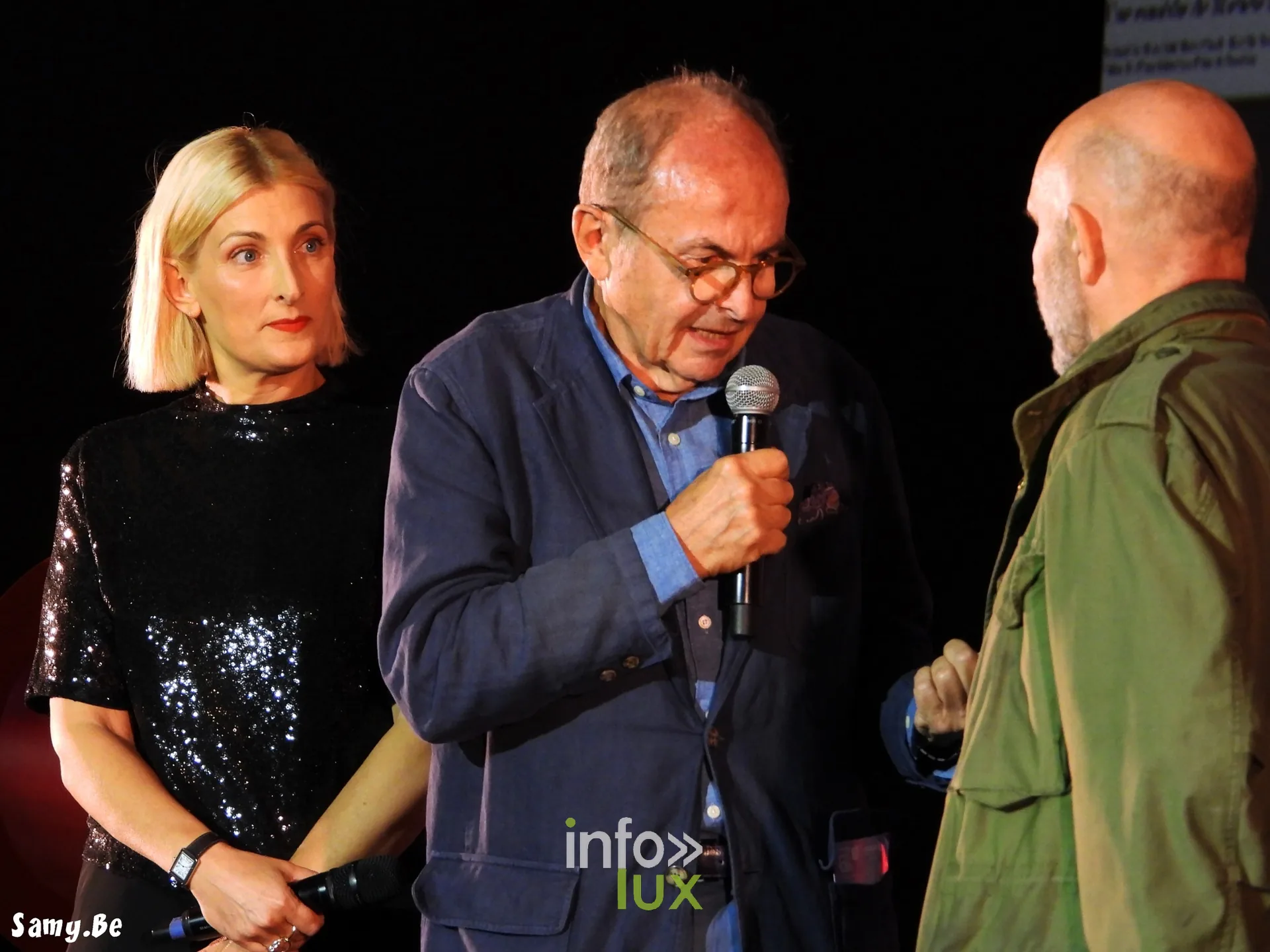 Charlotte Lipinska sur scène avec deux invités, dont un au micro