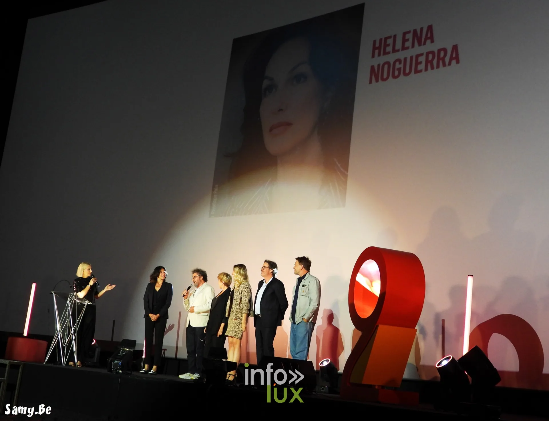 Le portrait d’Helena Noguerra projeté sur le grand écran