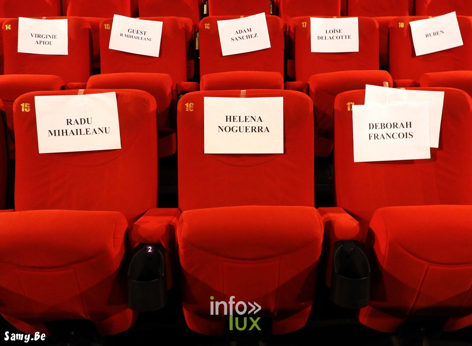 Des fauteuils rouges réservés aux noms des membres du jury