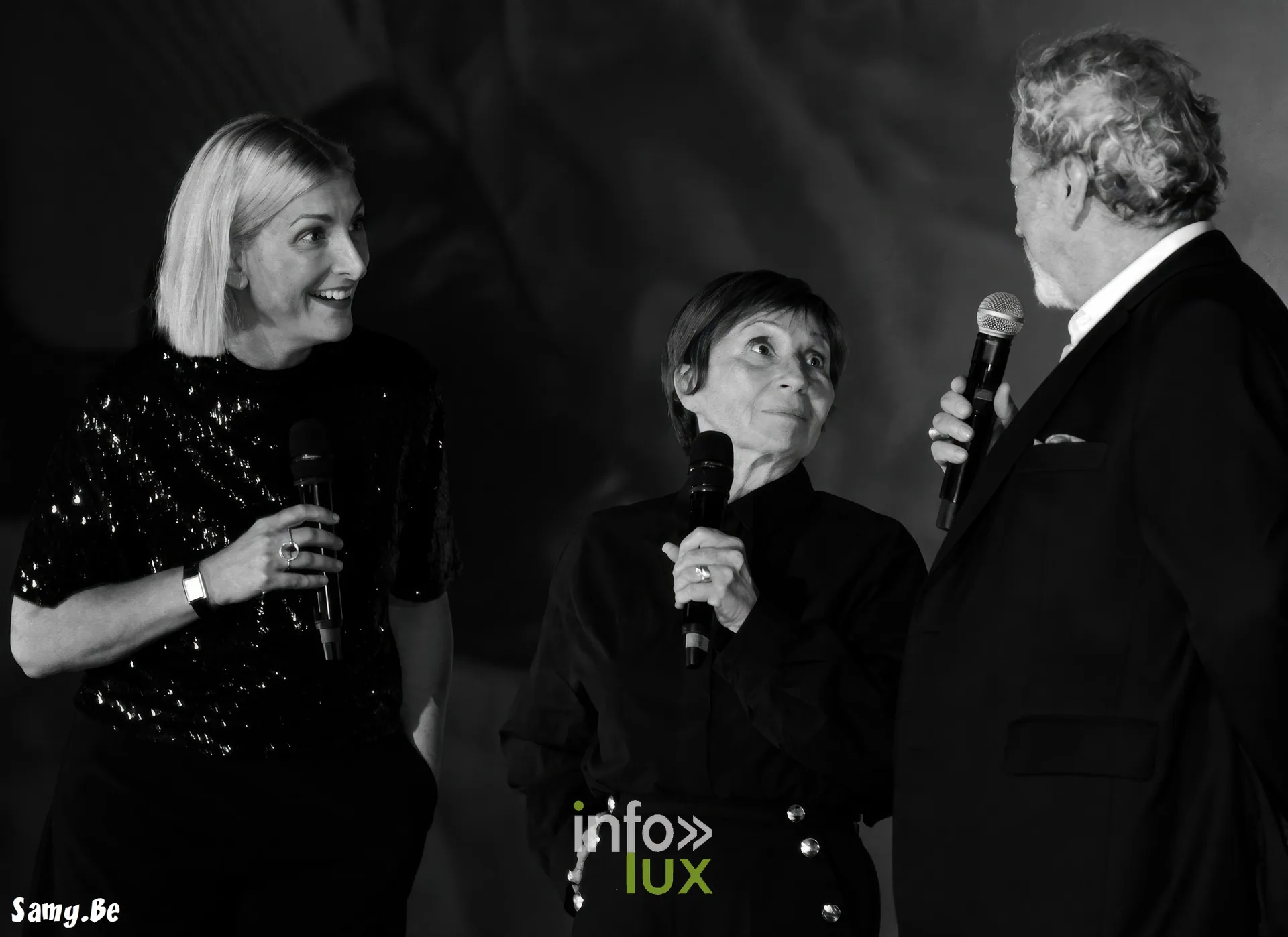 Charlotte Lipinska, Ariane Ascaride et Robert Guédiguian sur scène, en noir et blanc